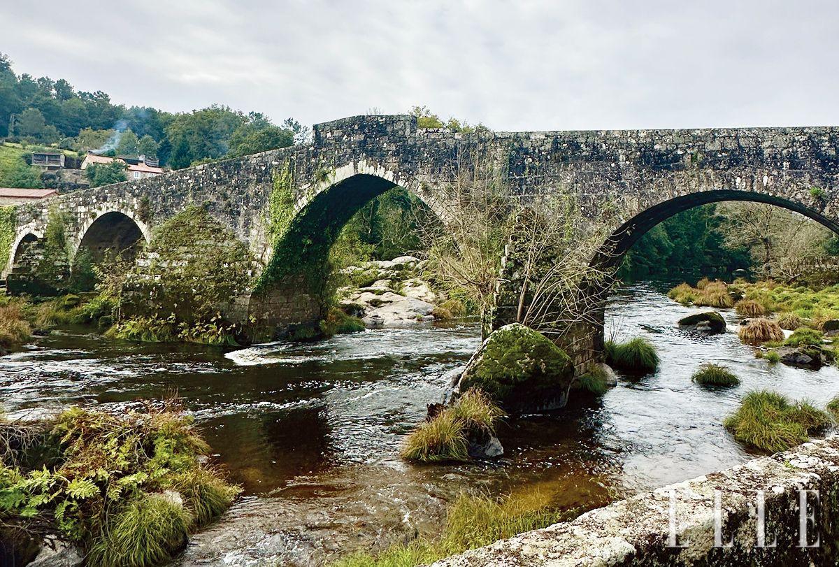 중세시대에 지어진 아치형 석교, 폰테마세이라. 