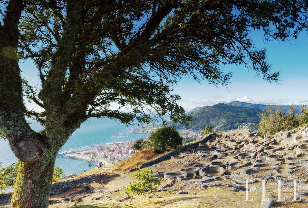 몬테 산타 트레가 산 위에 늘어선 옛 켈트족의 석축 움막. 