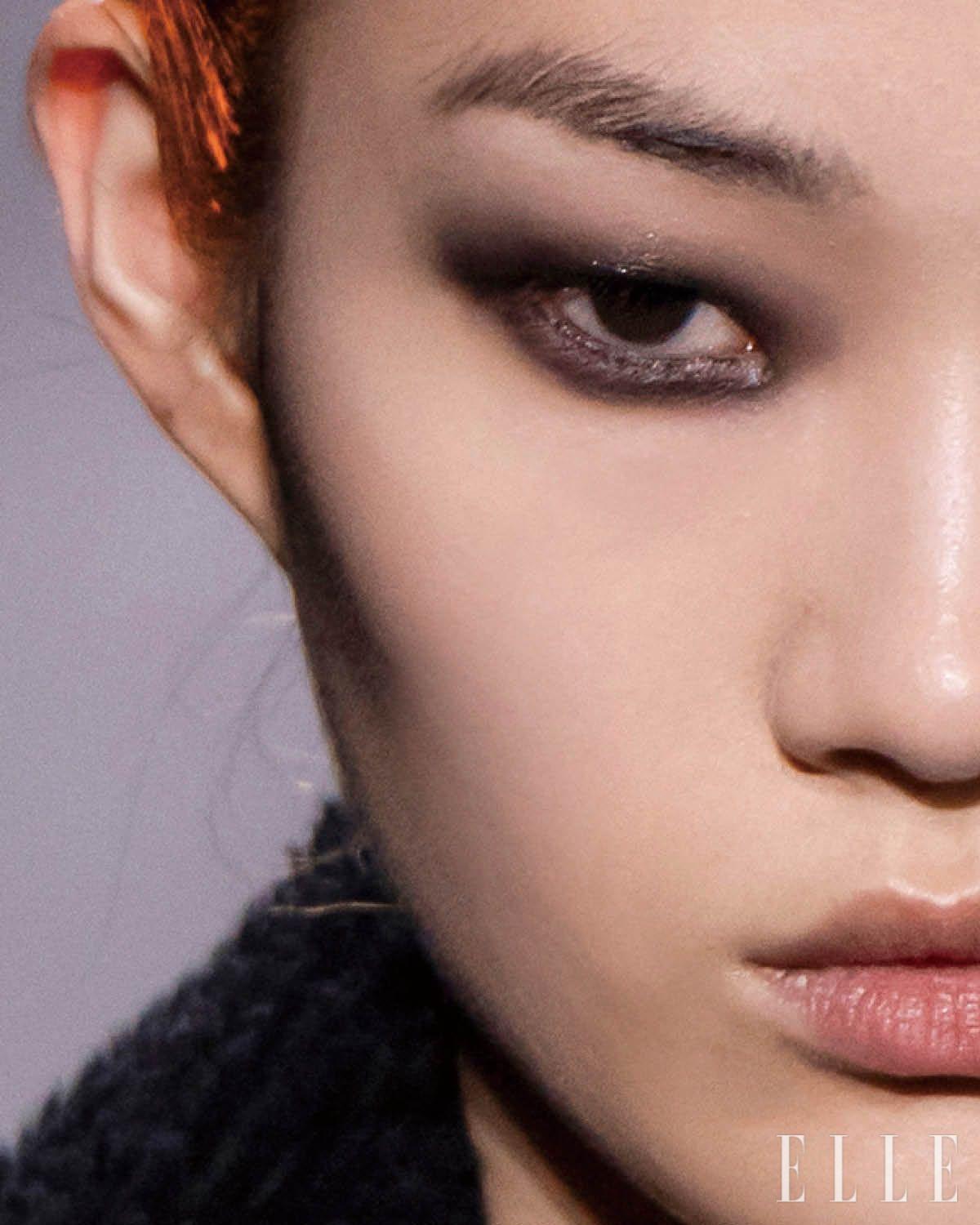 2020 F/W 쇼에 오른 모델 신현지의 과감한 스모키 아이. 