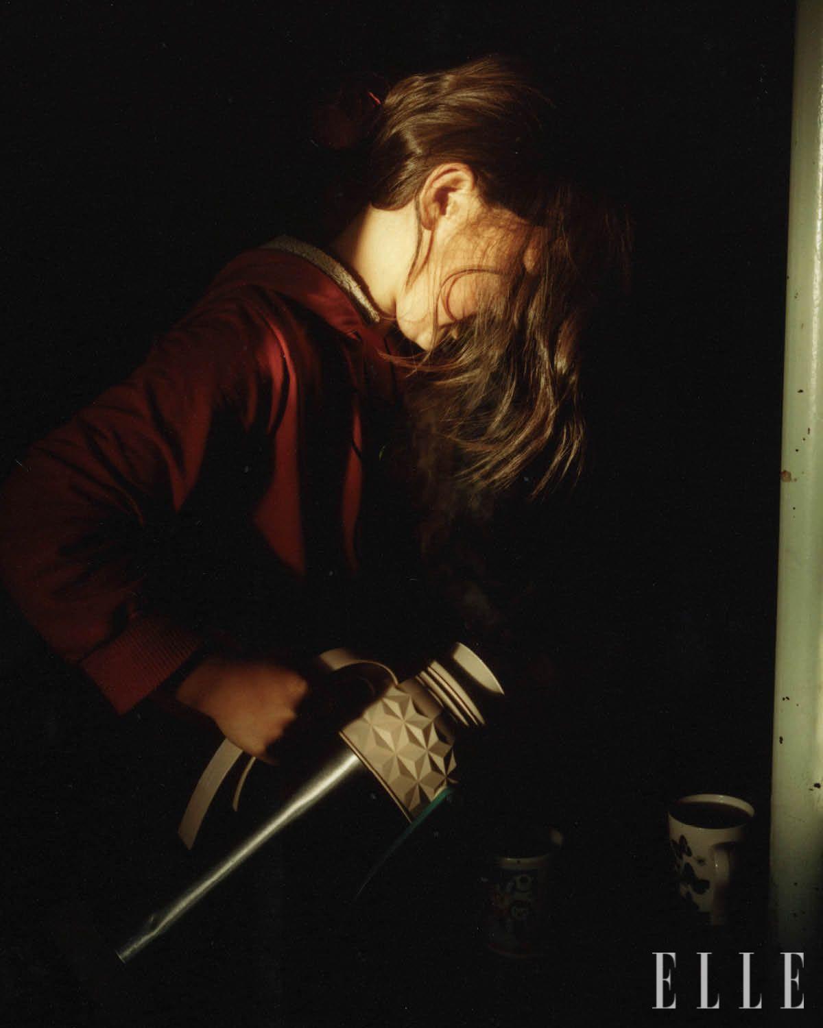 아이들은 하루에도 몇 번씩 우유를 따라 마신다. 학교에서 돌아오자마자 우유를 따라 하태민에게 나눠주는 떠덜수른 (Dolgosuren). 