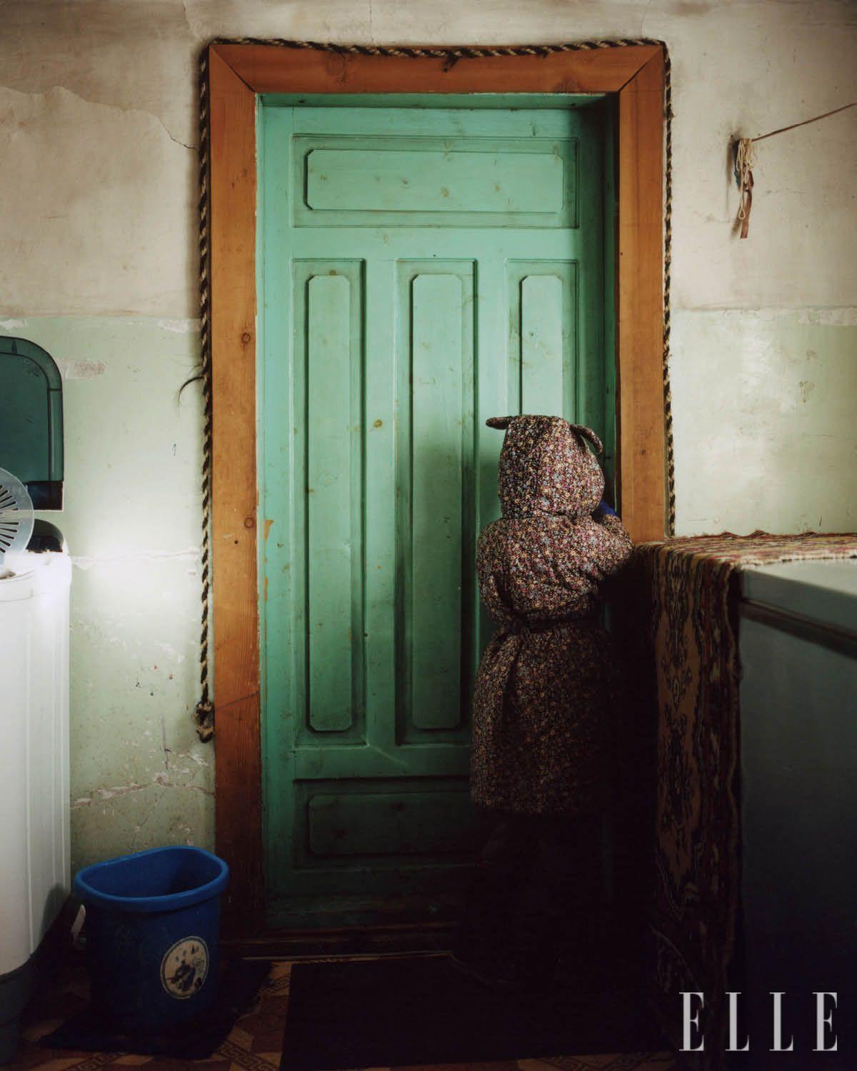 아침 등교를 준비하는 오빠 아마르바예르 (Amarbayar)를 기다리는 동생 오츠르마 (Ochirmaa). 