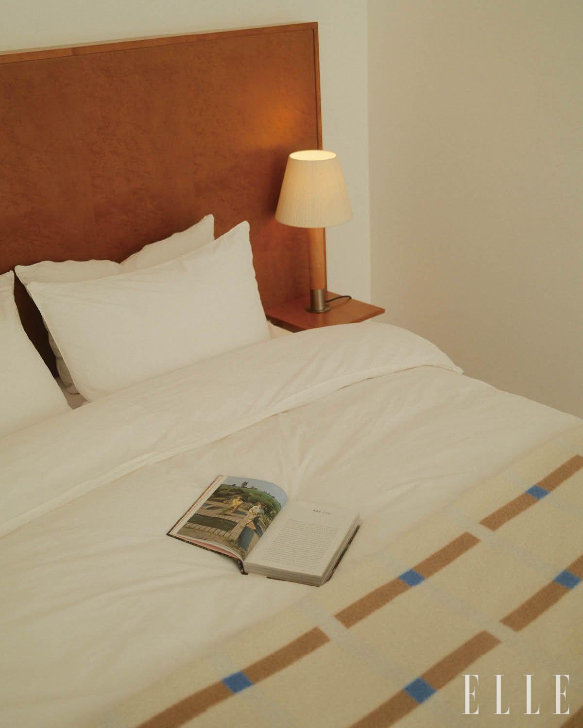 늦은 밤에도 편안히 책을 읽을 수 있도록 공간 곳곳에 테이블 조명을 뒀다.