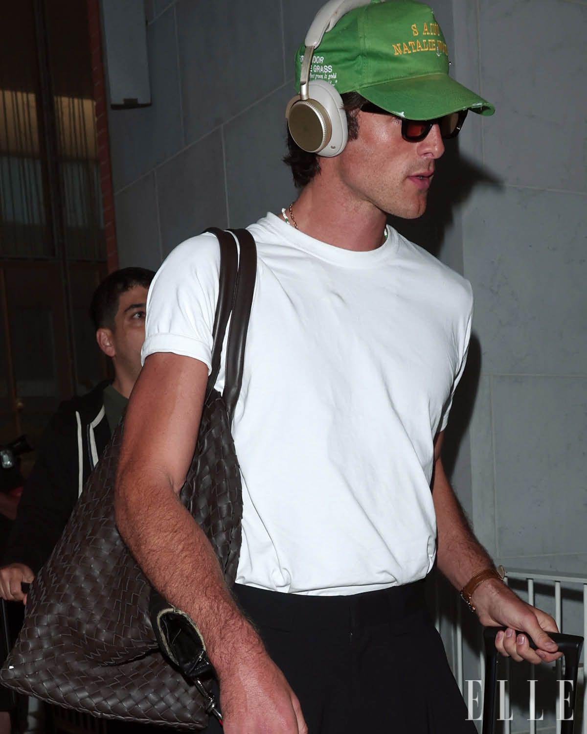 보테가 베네타의 백을 든 제이콥 엘로디. 