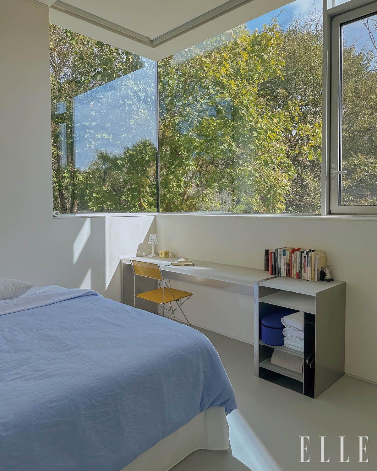  경쾌한 노랑 컬러와 유연함이 포인트인 X라인 체어가 넓고 긴 책상과 조화롭게 어우러진다. 