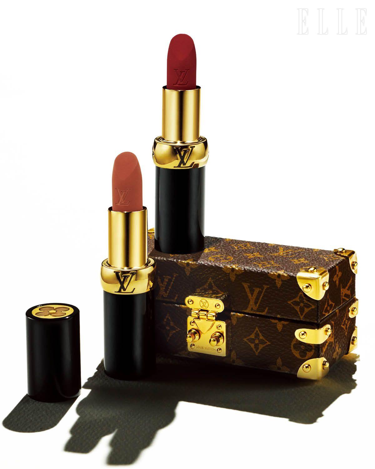 루이 비통의 아이코닉한 트렁크를 미니어처 크기로 정교하게 구현한 트렁크 립스틱 케이스, LV 루즈 새틴, 896 모노그램 루즈, LV 루즈 매트, 105 누드 네세서리, 가격 미정, 모두 Louis Vuitton.