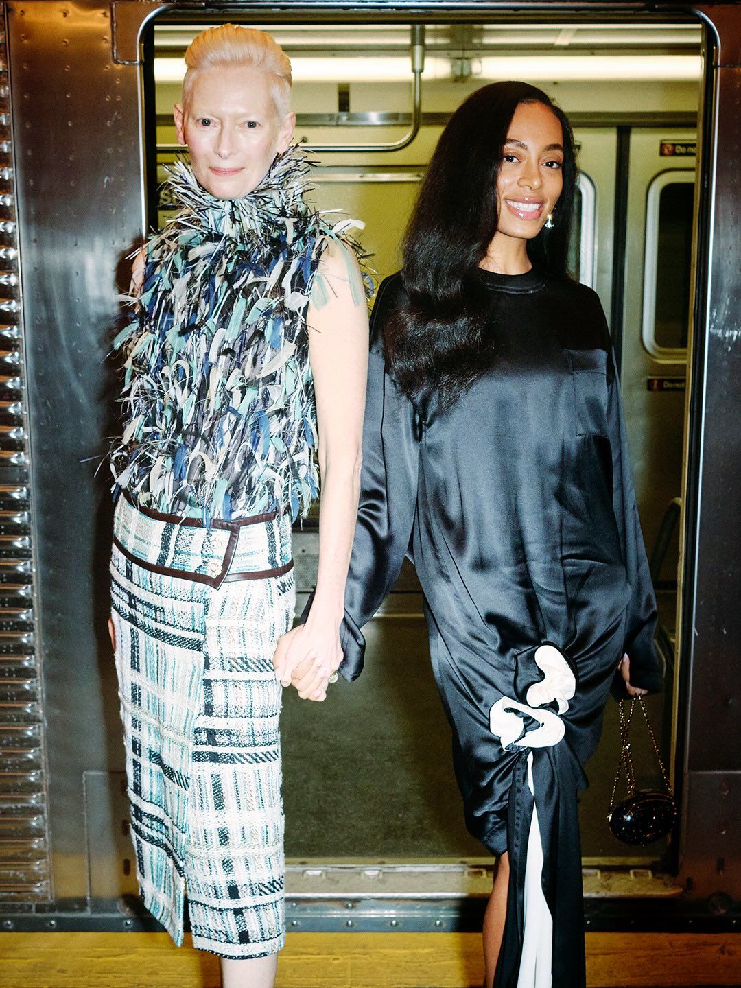 샤넬 2026 공방 컬렉션에 참석한 배우 틸다 스윈튼과 싱어송라이터 솔란지 노울스