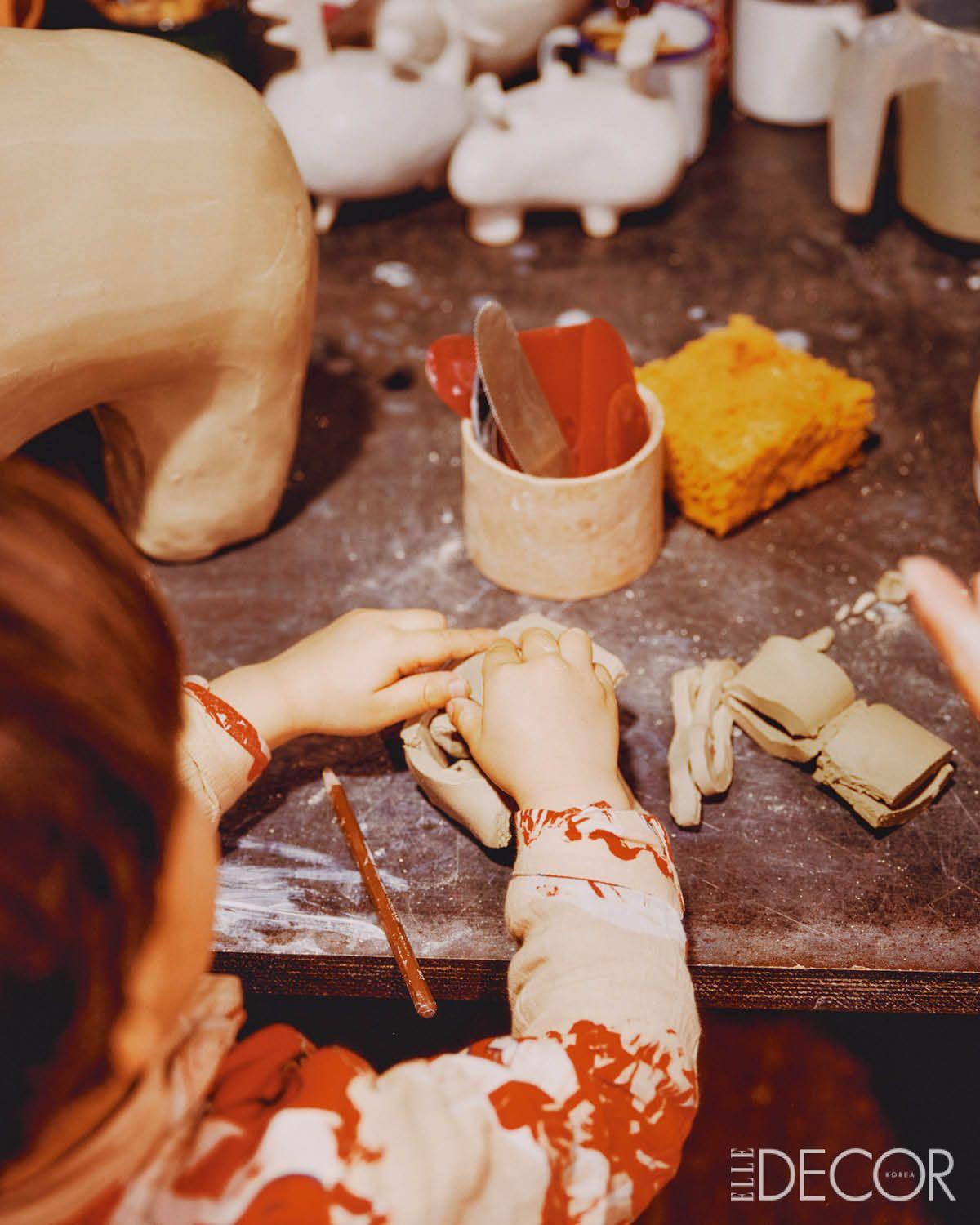 주저함 없이 무언가를 만드는 아이의 손끝은 노에에게 또 다른 영감이 된다.
