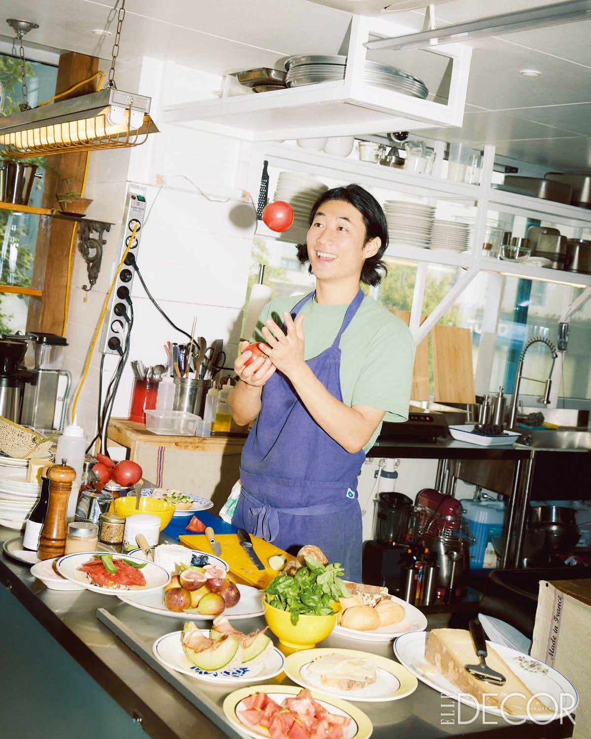 와일드덕칸틴의 형제 카페인 하우스 오브 와일드 주방에 선 김수민.