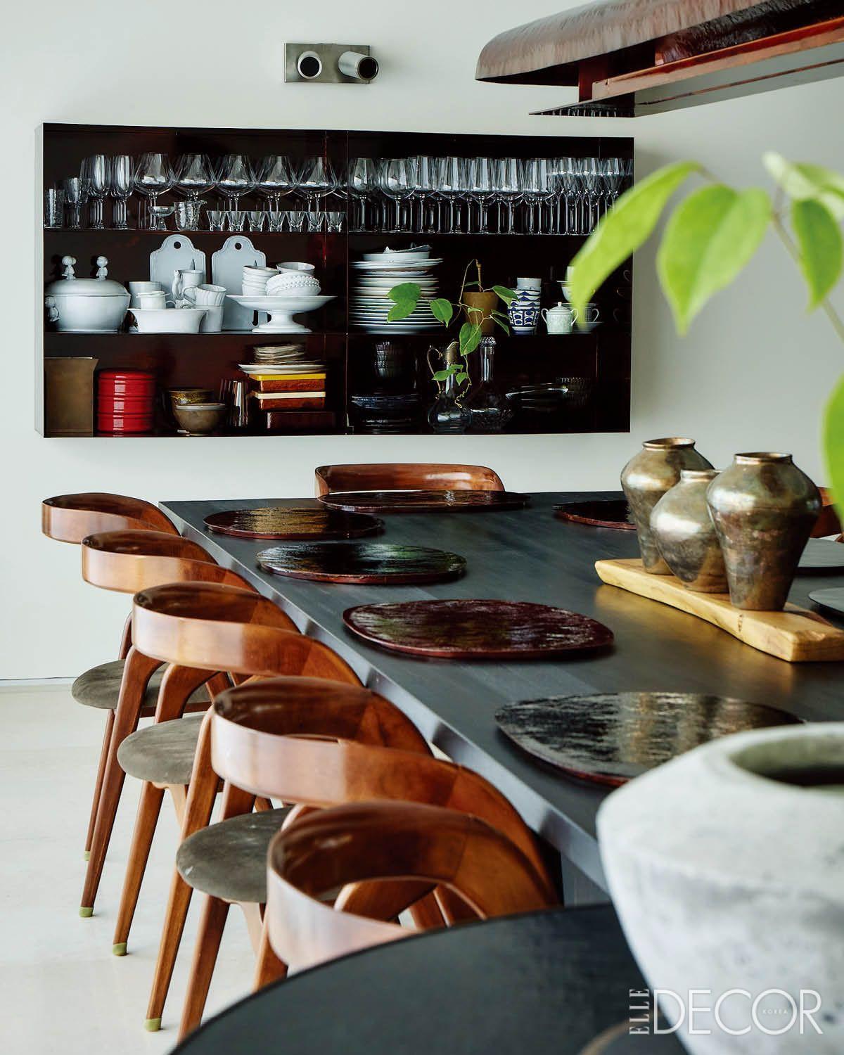 허명욱 작가가 만든 수납장· 조명· 트레이, 디에디트서울을 통해 구매한 빈센조 드 코티스(Vincenzo De Cotiis) 디자인의 테이블이 있는 거실. 