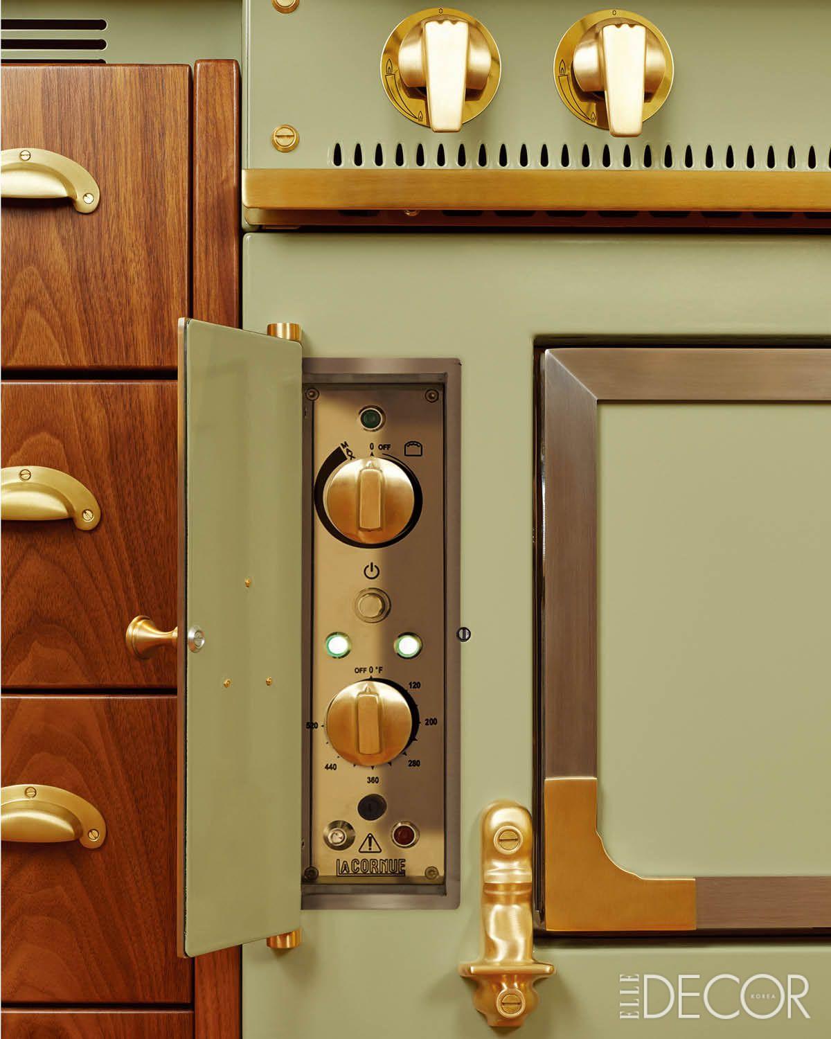 골드 트림과 버튼이 적용된 라 꼬르뉴만의 디테일. 