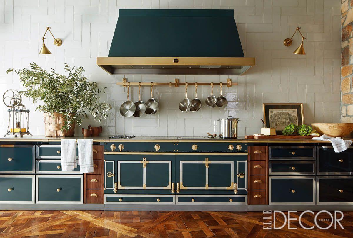 샤또 그랑 팔레 180(Château Grand Plais 180)로, 샤또 후드 180, 샤또 캐비닛으로 이뤄진 주방.