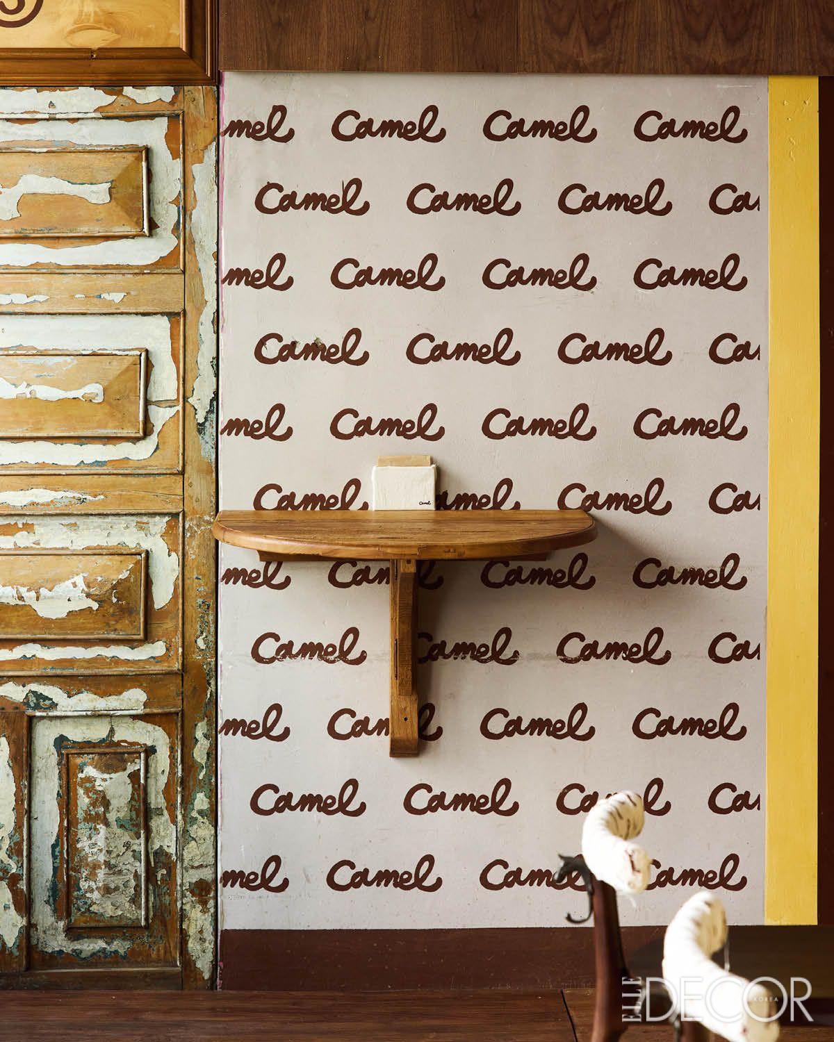 카멜커피 로고가 새겨진 패브릭으로 아이코닉하게 장식한 벽. 