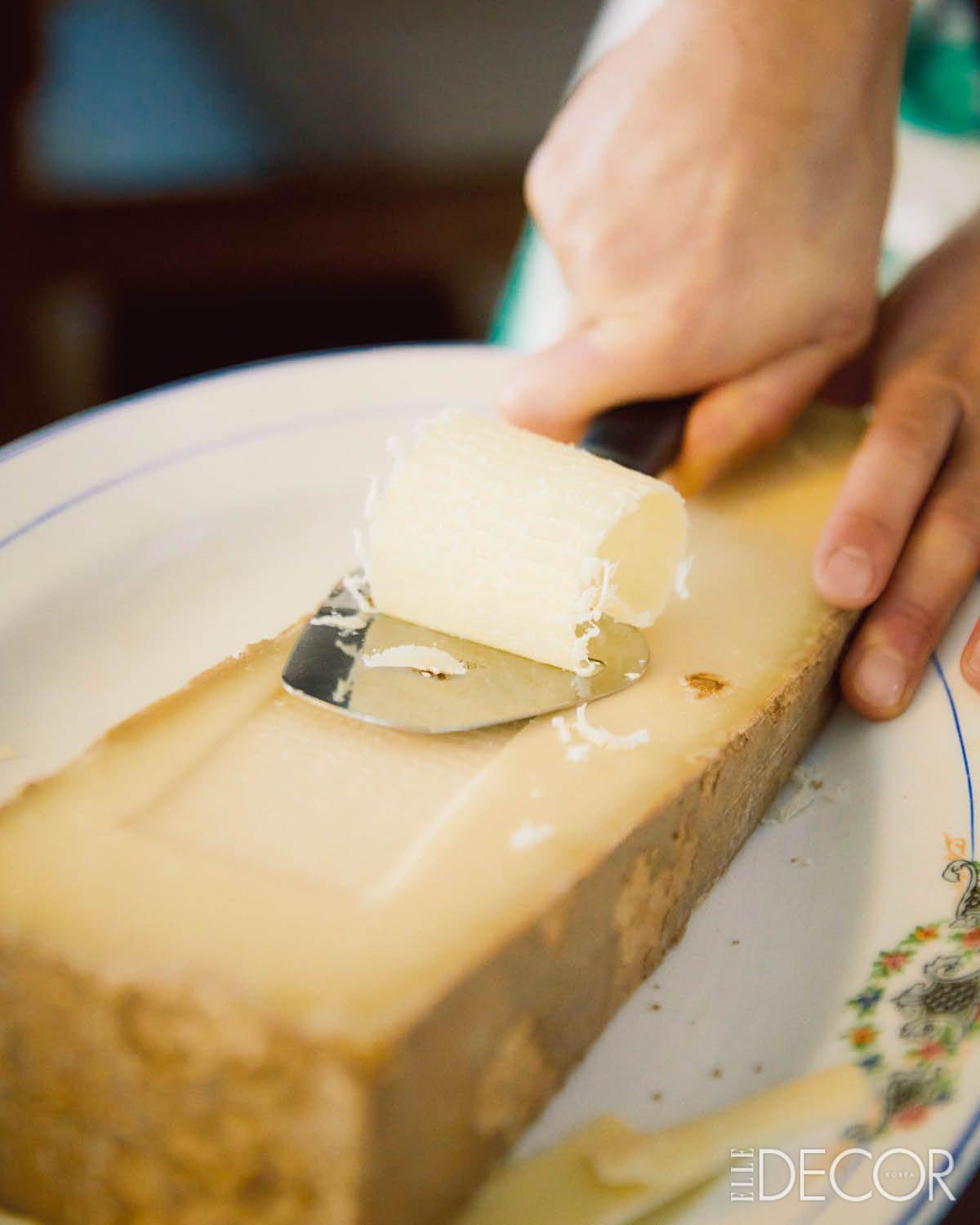 신선한 치즈와 토마토, 햄과 바질, 질 좋은 발사믹 식초와 오일 등으로 독일식 아침 식사를 준비 중이다.