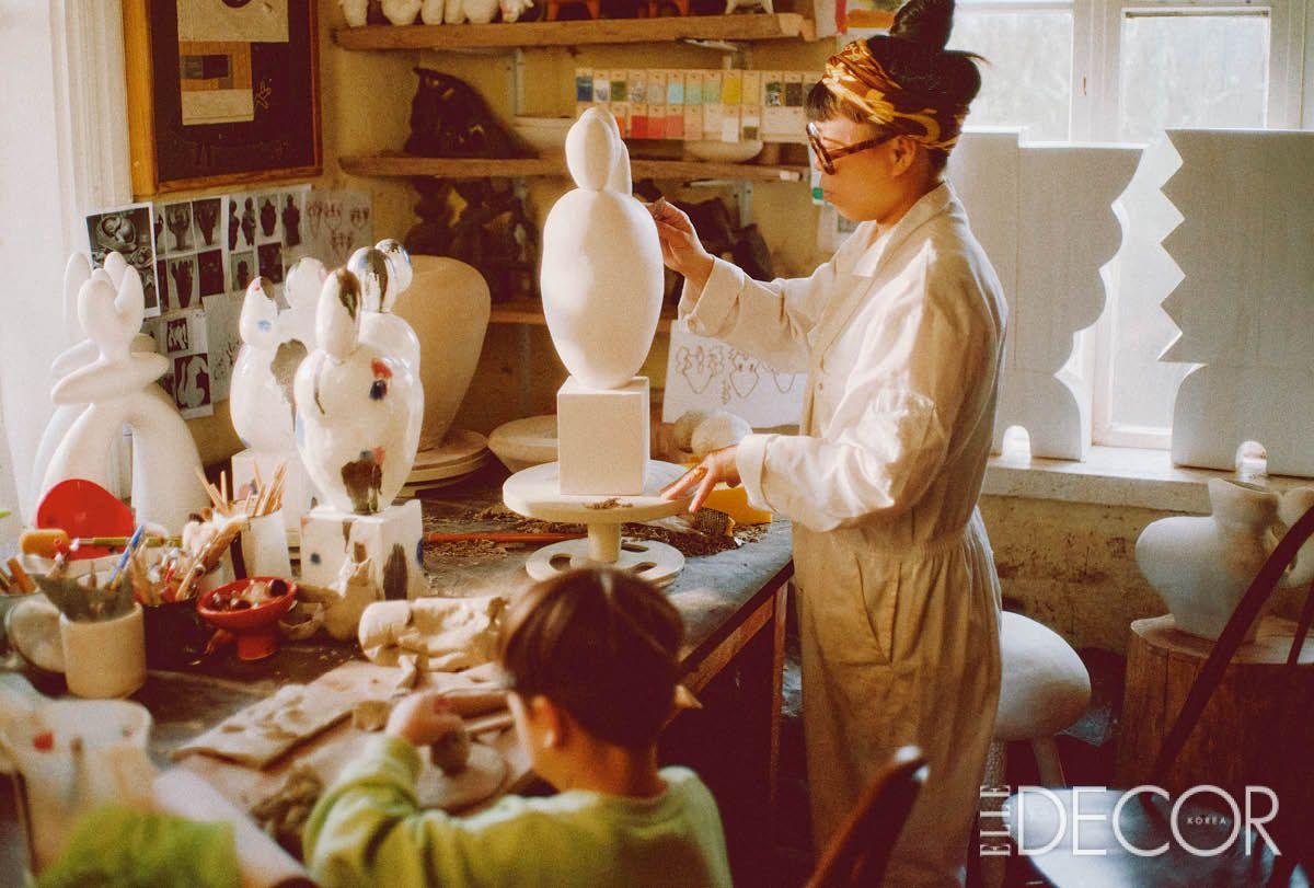 마네키 네코에서 영감받은 작업을 진행 중인 노에 쿠레모토. 