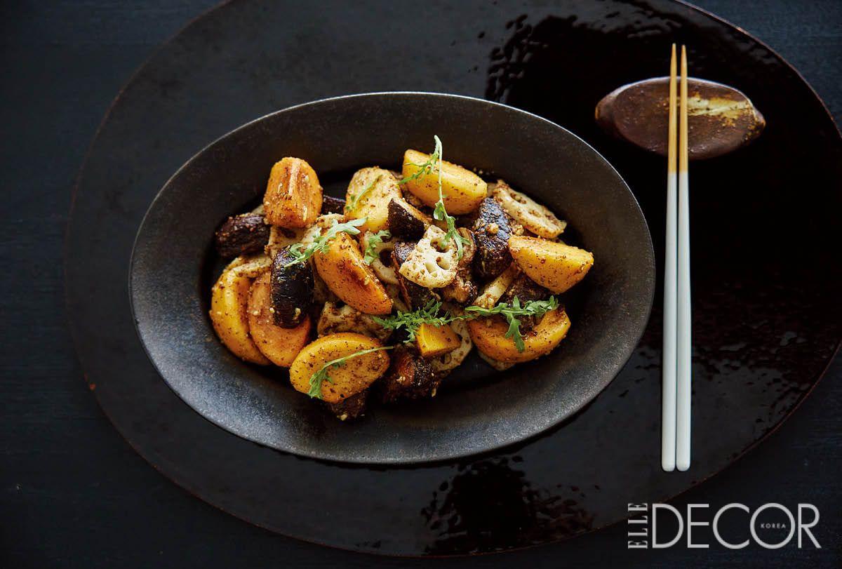 제철 재료로 손쉽게 만들 수 있는 웜 샐러드.