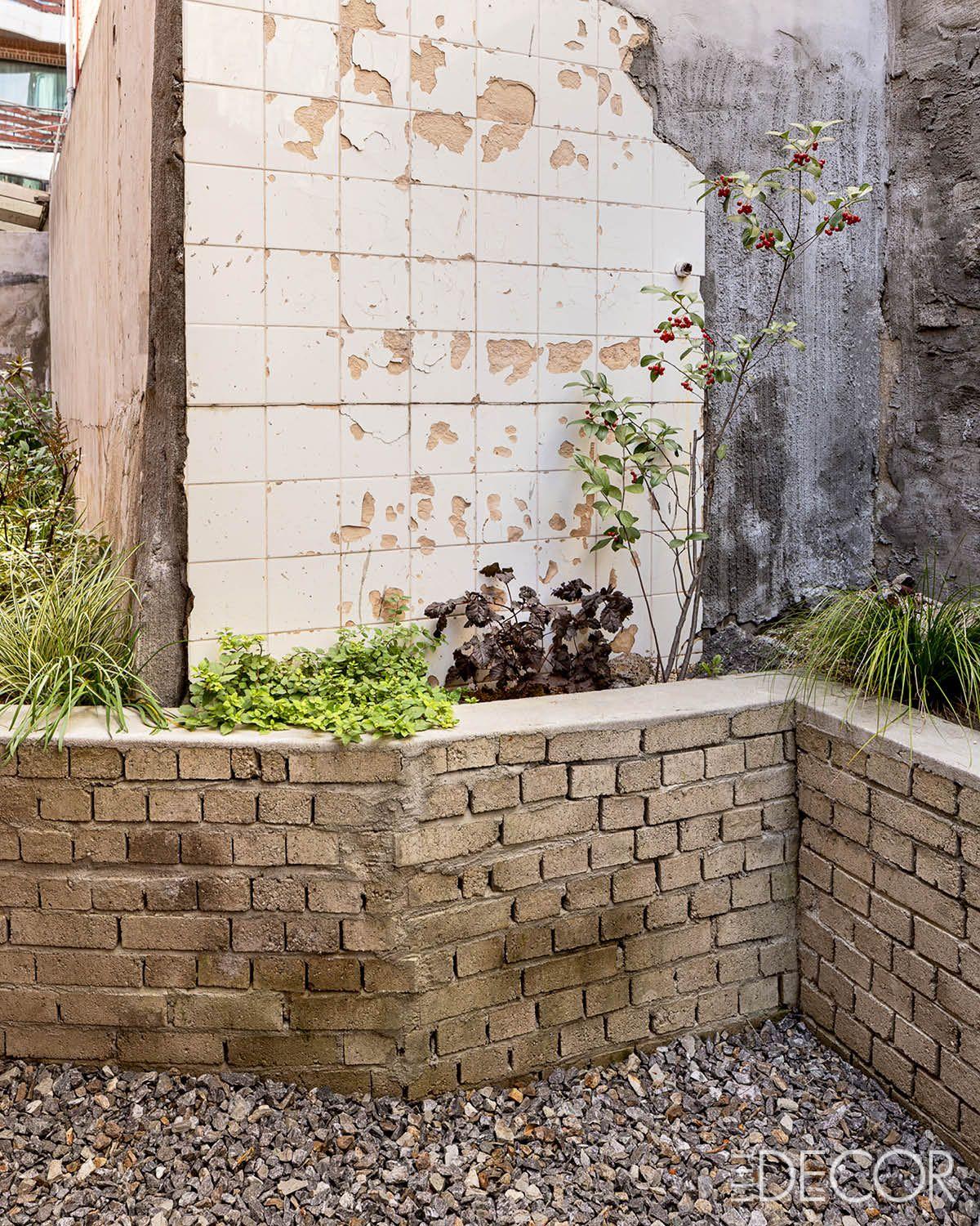 다양한 소재의 멋스러운 조화가 돋보이는 뒷뜰. 이곳에서 가족들은 허브 식물을 가꾸고, 간이 테이블과 의자에서 식사를 즐긴다. 