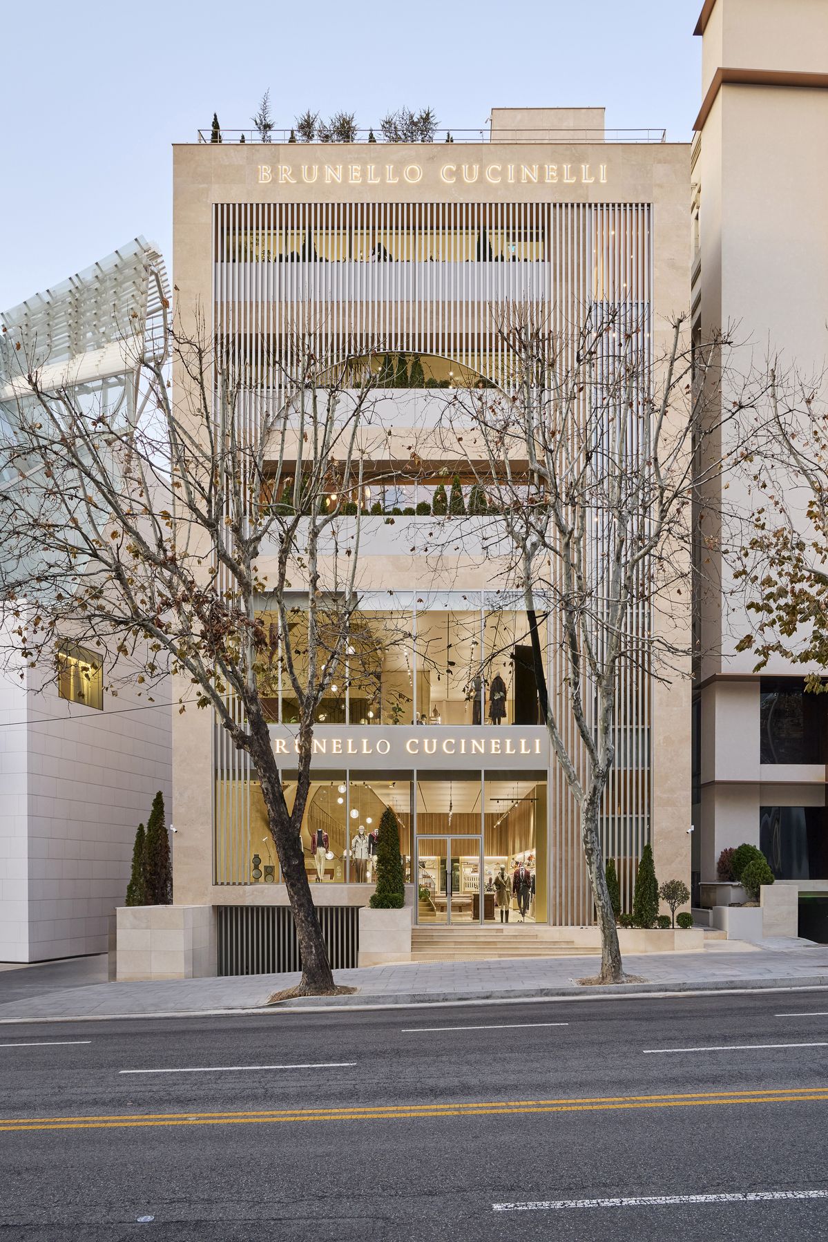 구조적인 디자인의 파사드.