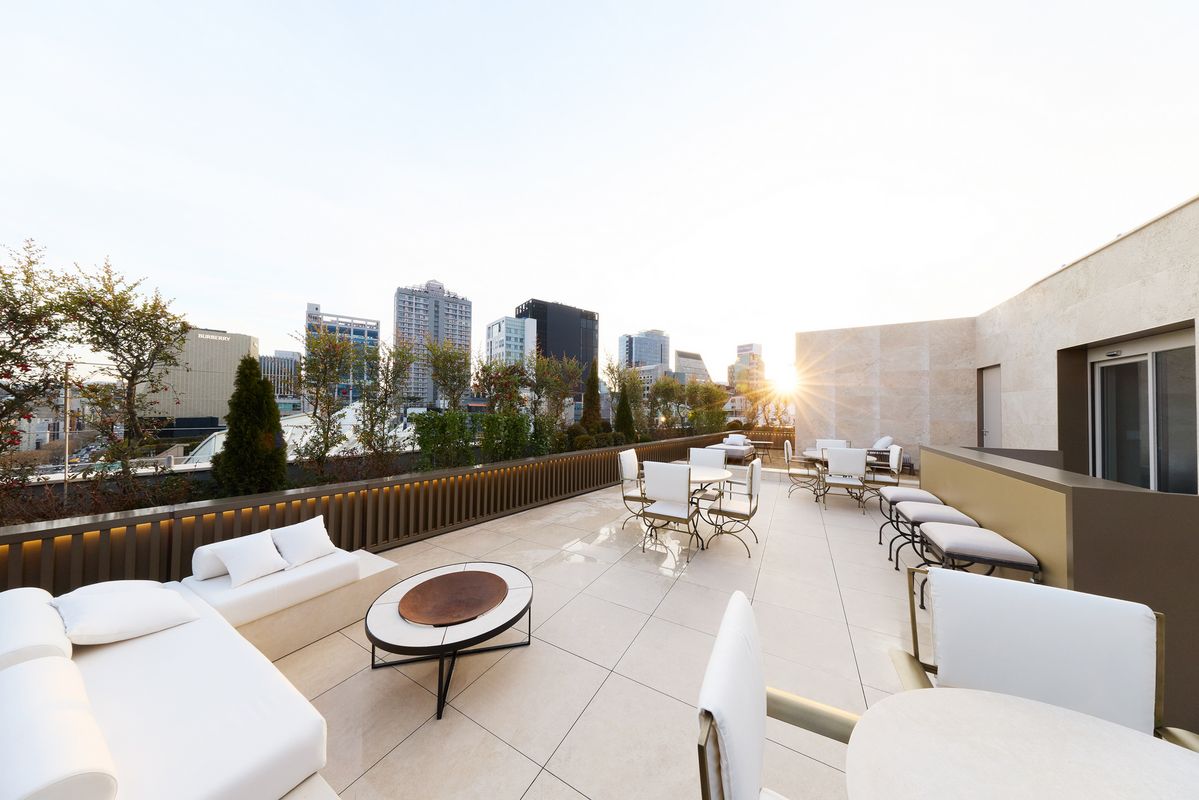 도심을 조망하는 루프탑 전경.