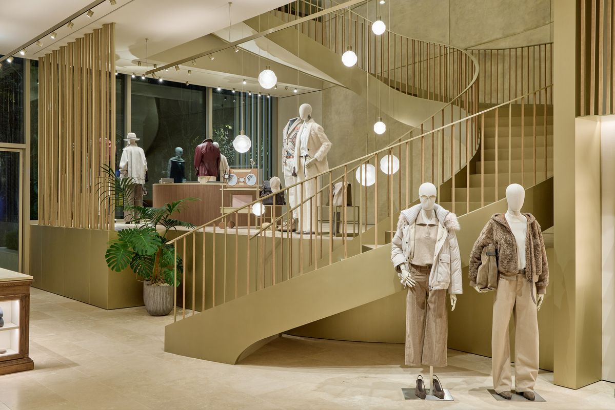 남녀 시즈널 키 컬렉션과 액세서리를 선보이는 1층 공간. 