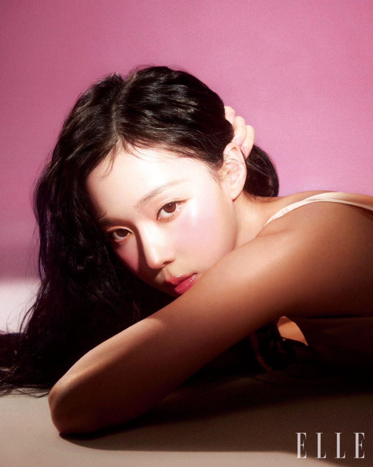 여릿한 피치 컬러의 톱은 Fumika Uchida.