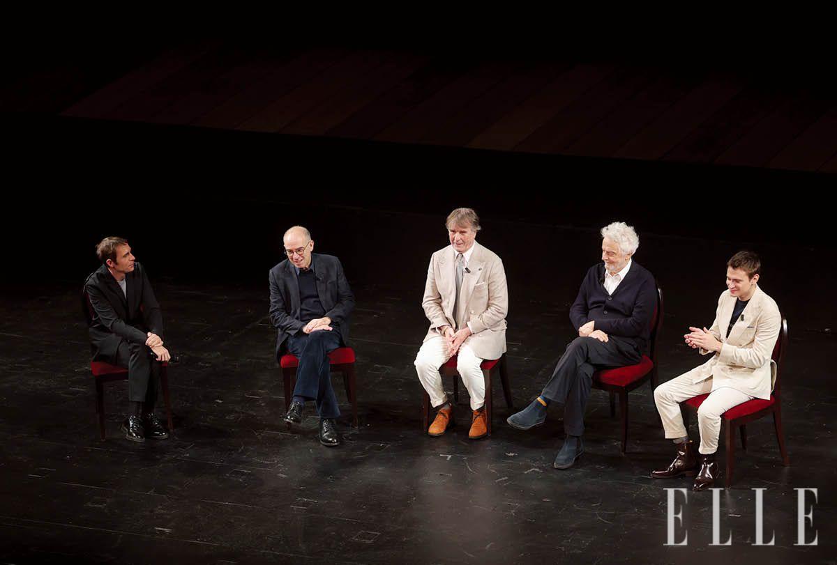 감독, 음악가, 배우가 함께한 프레스 컨퍼런스 현장. 