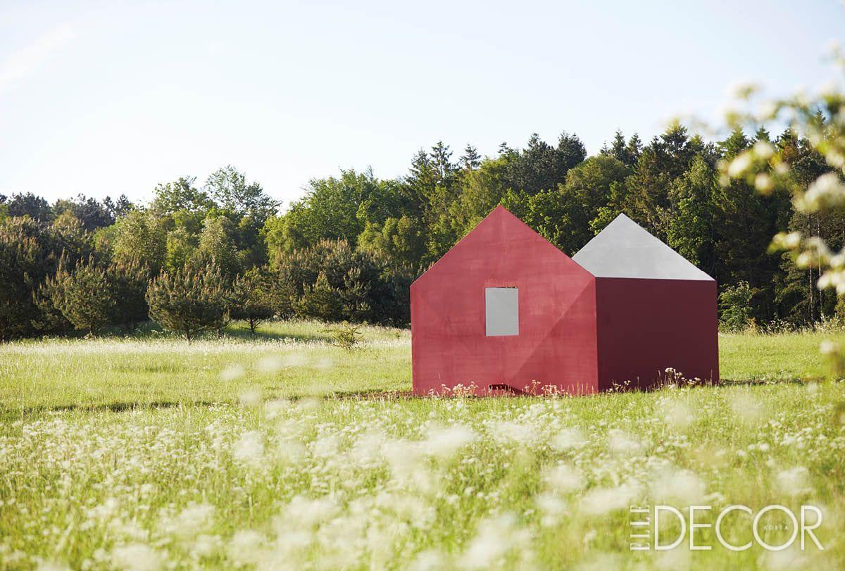 스위스 아티스트 로만 시그너(Roman Signer)의 설치미술 작품인 ‘하우스(House)’는 뒤집어진 박공지붕 형태라 비가 오면 작은 물웅덩이가 생긴다.