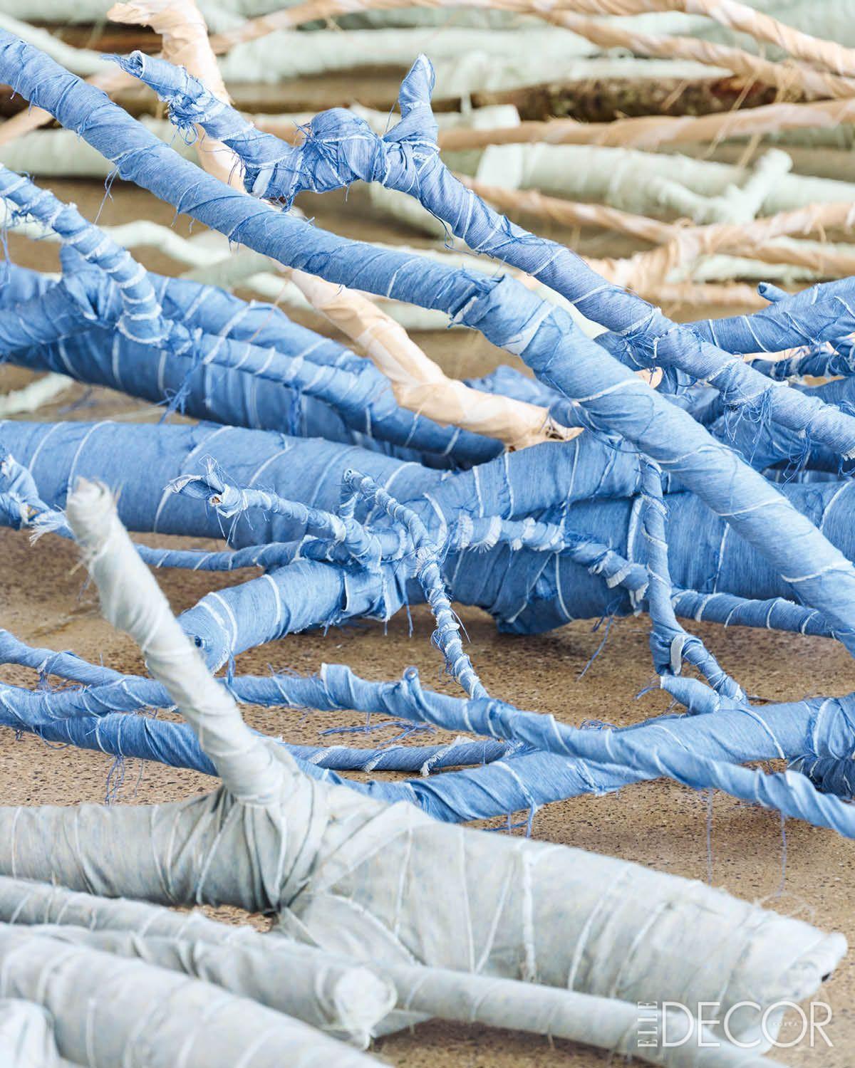 패브릭을 다양한 형태와 크기의 나뭇가지에 접착제 없이 감싸야 했기에 더욱 섬세한 손길이 필요했던 설치미술 작업