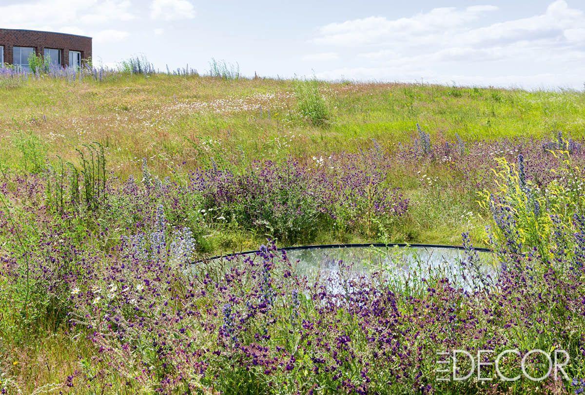 아티스트 올라퍼 엘리아슨의 작품 ‘Your Glacial Expectations’은 에벨토프트의 푸른 하늘을 호수처럼 비춰낸다. 