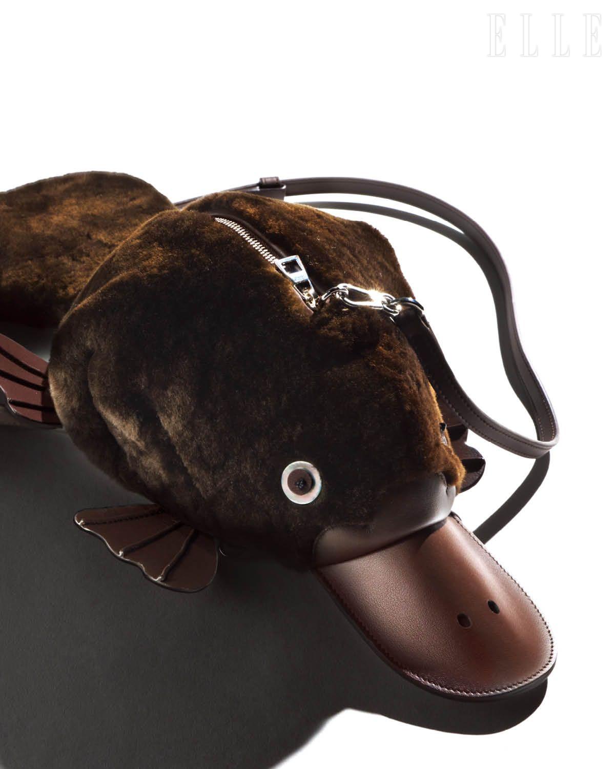 시어링 소재의 깜찍한 플래티퍼스 백은 가격 미정, Loewe.