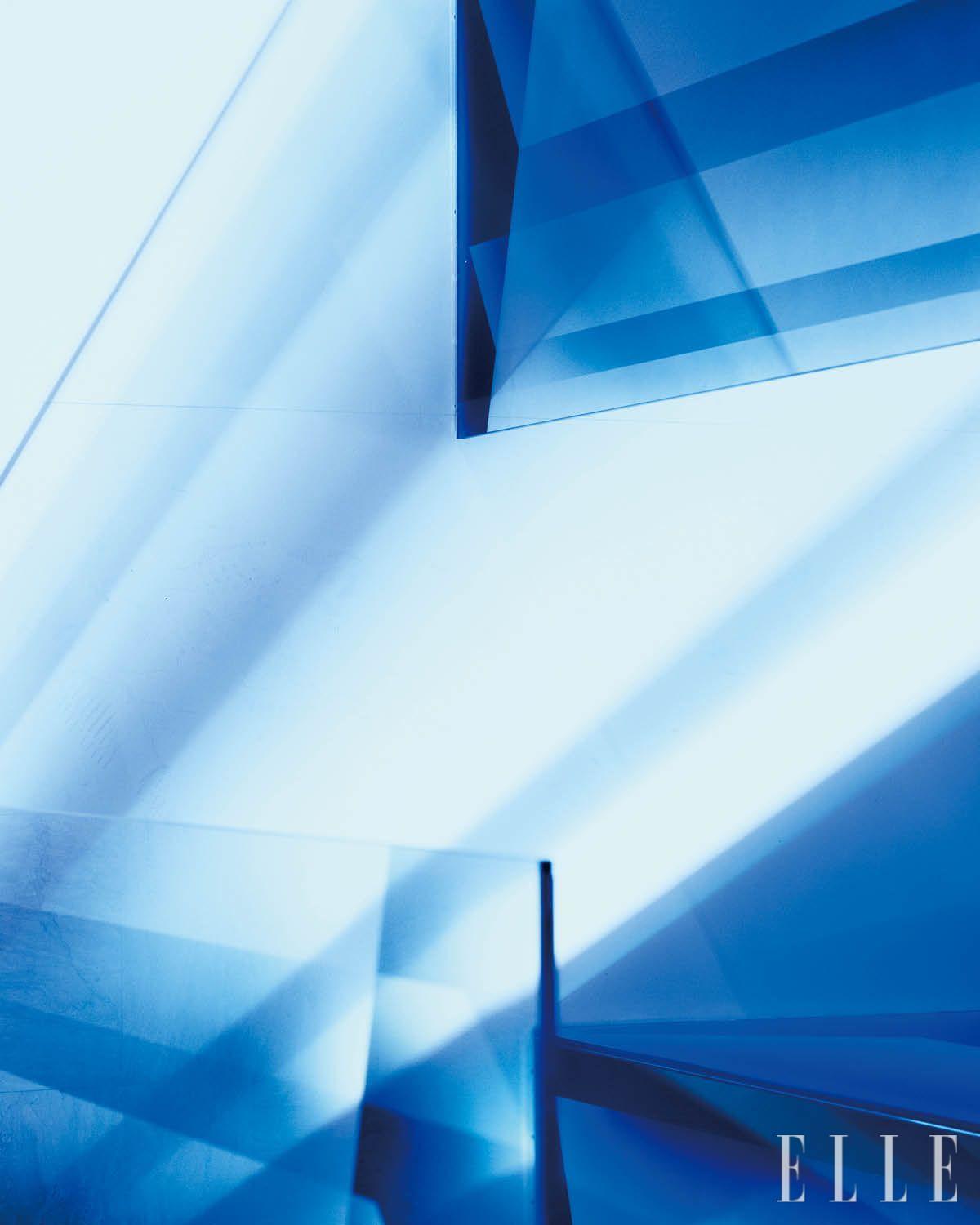 저스틴 와일러의 설치미술 작품이 만든 빛과 레이어. 