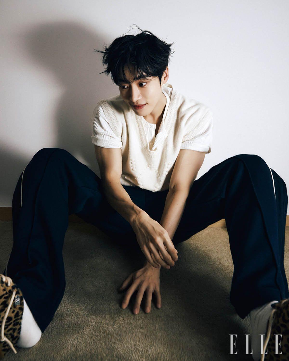 베스트는 Moonsun. 티셔츠는 Noice. 팬츠는 H&M. 슈즈는 Golden Goose. 브리프는 스타일리스트 소장품. 