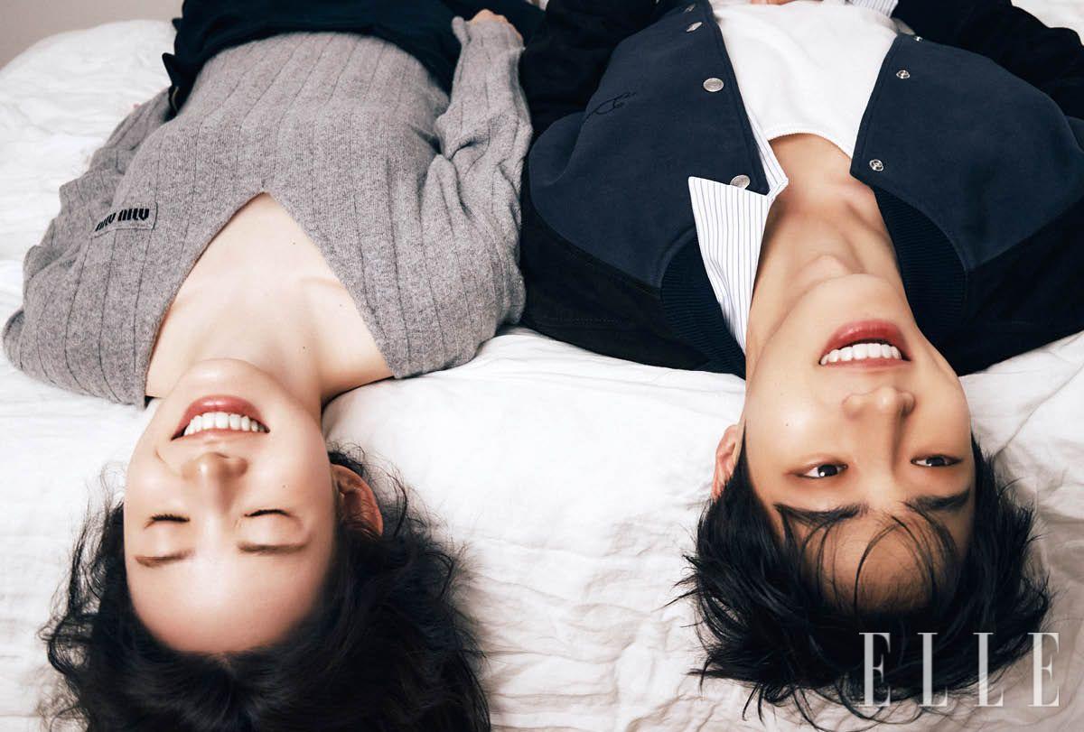 시아가 입은 자카르 니트 미니드레스는 Diesel by Adekuver. 영우가 입은 니트는 Jil Sander. 셔츠는 Marine Serre. 