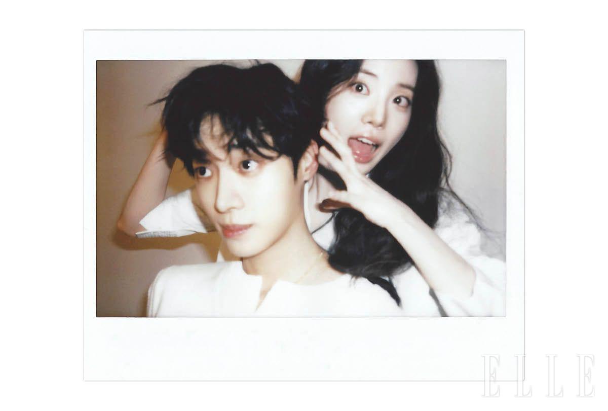 영우가 입은 베스트는 Moonsun. 티셔츠는 Noice. 시아가 입은 화이트 셔츠 드레스는 Loewe.