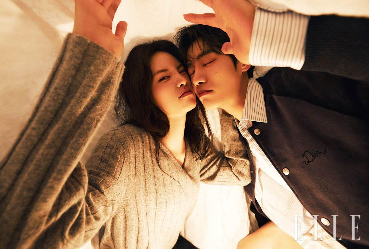 시아가 입은 그레이 울 니트 톱은 Miu Miu. 영우가 입은 아우터웨어와 셔츠는 모두 Dior. 팬츠는 Llege. 이너 웨어 톱은 스타일리스트 소장품. 