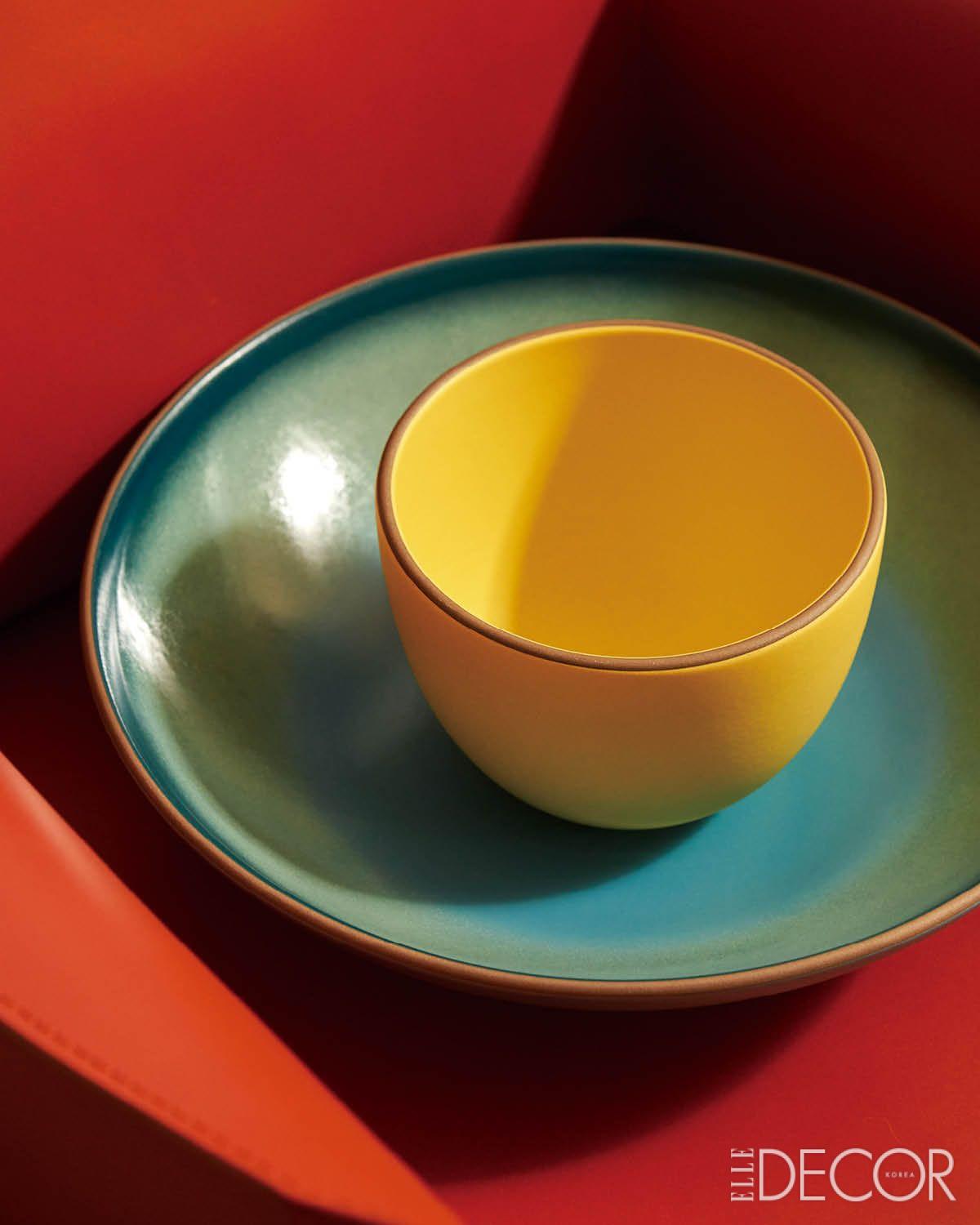 미국을 오가며 직접 모은 히스 세라믹스 테이블웨어. 10년 넘도록 즐겨 쓰고 있다. 