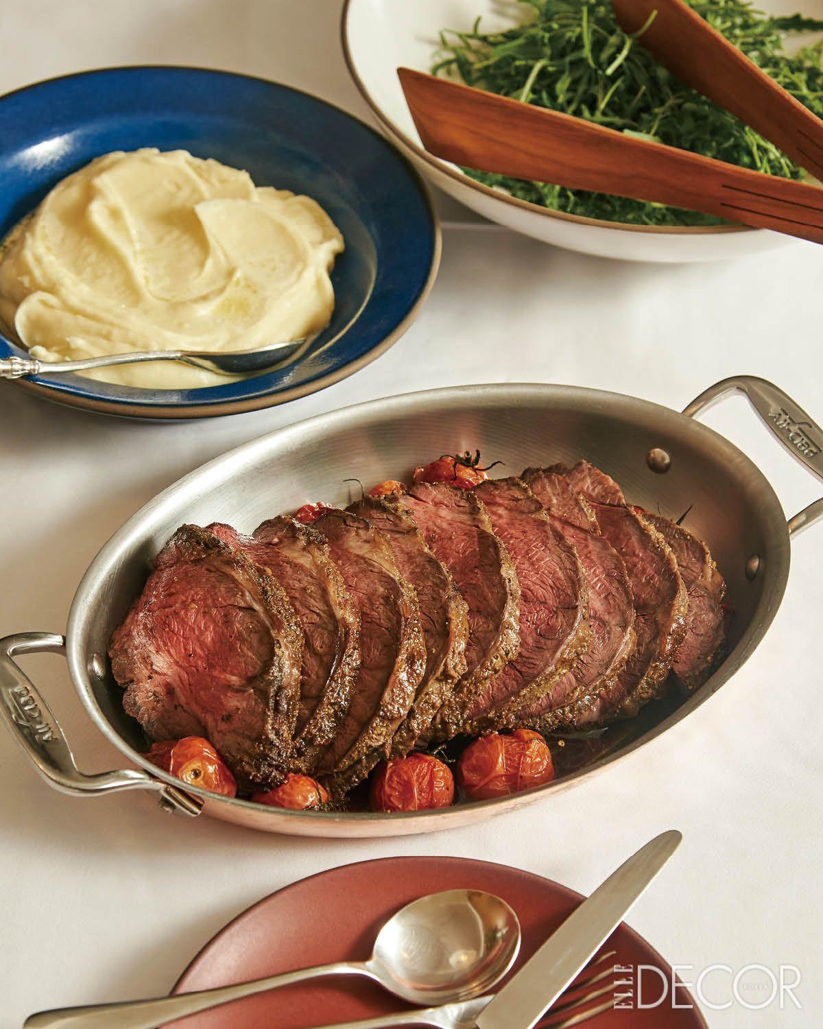 크리스마스를 연상시키는 로스트 비프와 토마토 샐러드, 루콜라 샐러드. 셰프인 남편과 함께 만들었다. 