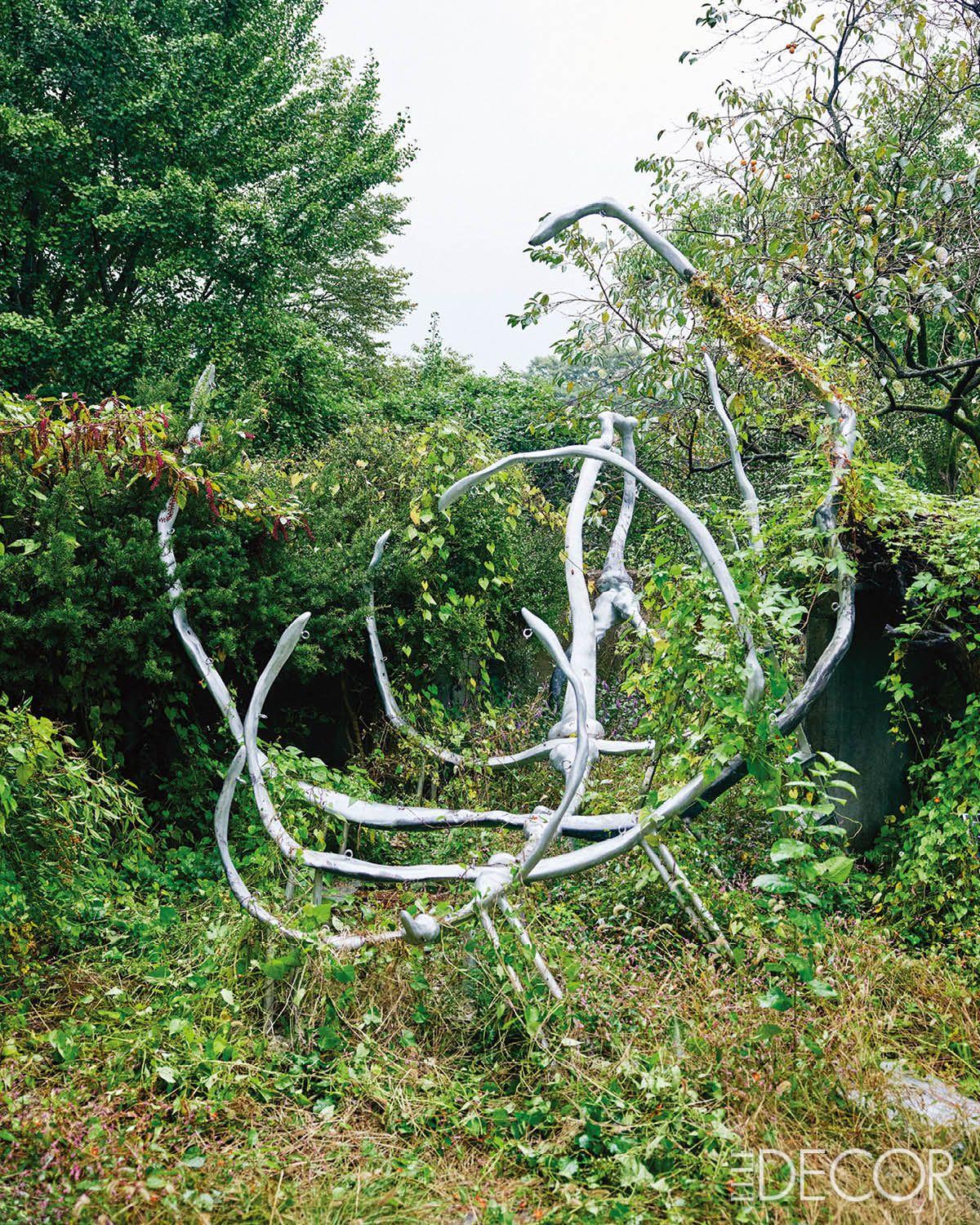 마당 한 켠에 뼈대만 남은 ‘Alive’는 본래 패브릭을 씌우는 작품이지만 지금은 땅에서 올라온 덩굴이 그 위를 감싸며 새로운 생명력을 더하고 있다. 