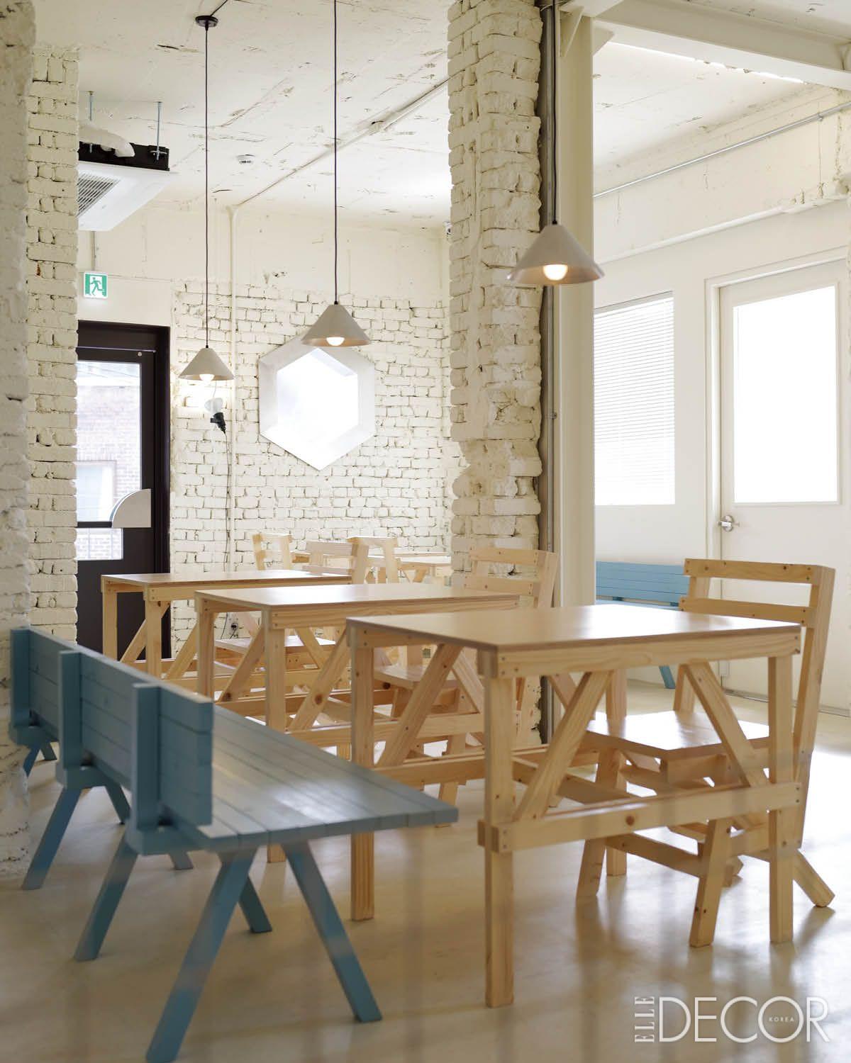 엔초마리 오픈 소스로 의자 및 테이블을 제작한 ‘샐러드셀러’ 이태원 스토어.