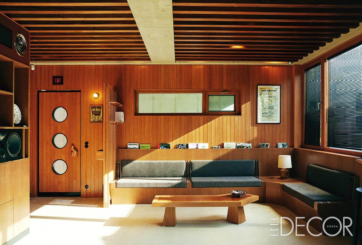 성수동 영화관 ‘무비랜드’. 기획 단계부터 클라이언트와 촘촘히 논의해 완성했다. 먼지가 두둥실 떠다니는 나른한 오후의 도서관이 모티프로, 따뜻하면서도 레트로한 분위기가 특징. 