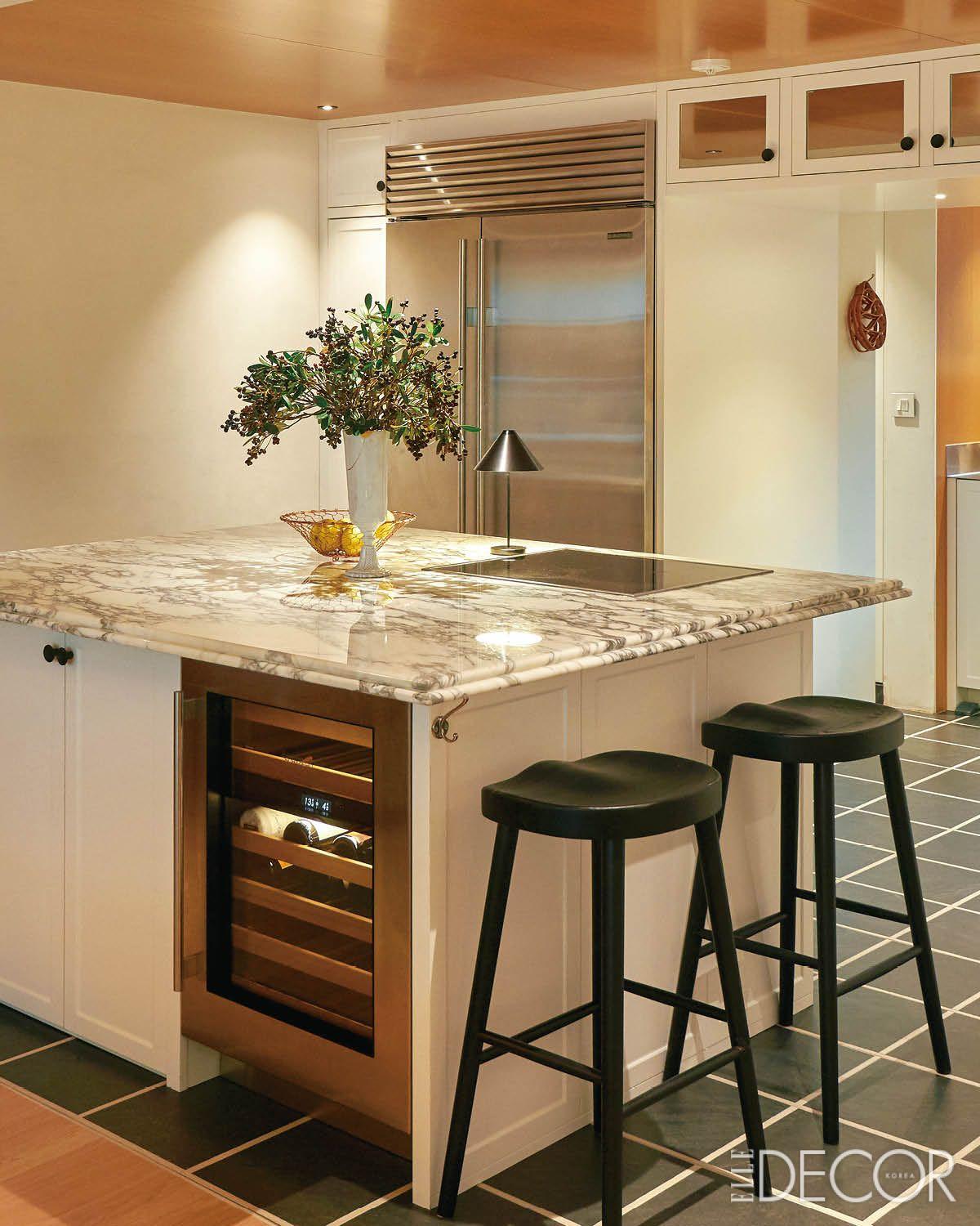 커다란 아일랜드는 제작 가구이며, 자라홈 바 스툴을 함께 뒀다.