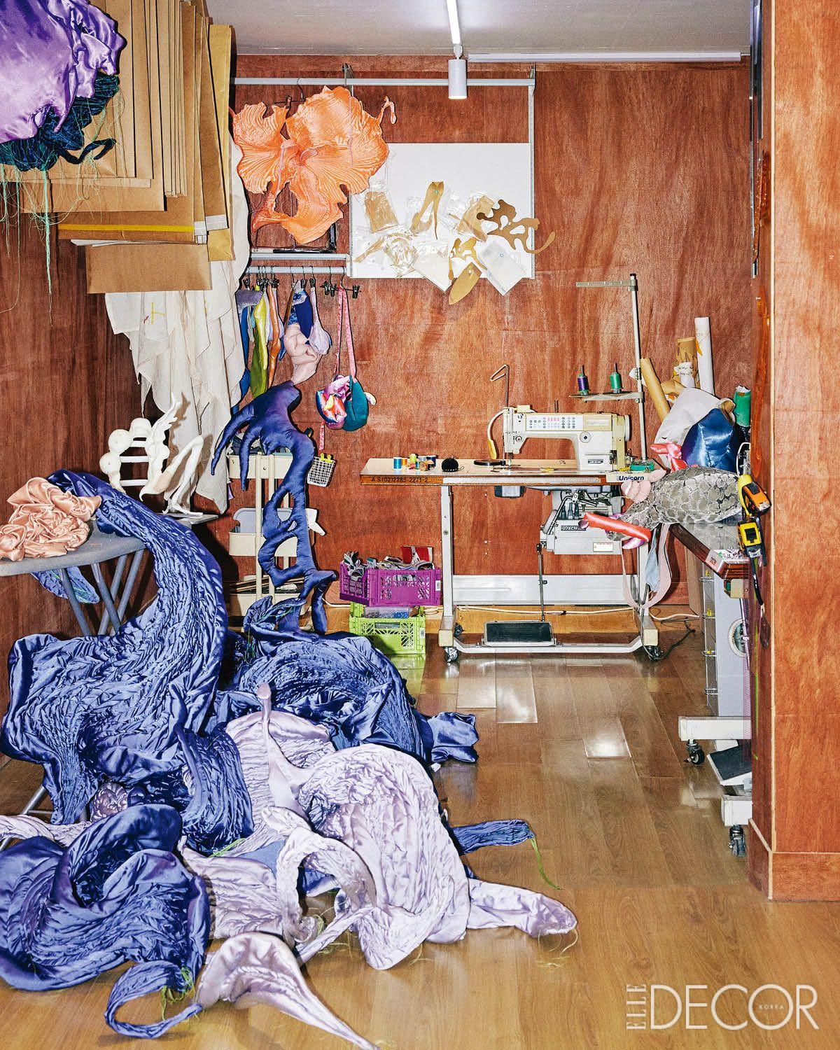 각종 바느질 재료가 색깔별로 모여 있는 작업 공간. 다리미판 위에는 아직 완성되지 않은 조각의 일부가 가지런히 쌓여 있다. 패브릭 표면에는 꽃잎이나 곤충의 날개, 물고기의 지느러미처럼 다양한 생물의 신체적 형태에서 착안한 패턴을 새겼다.