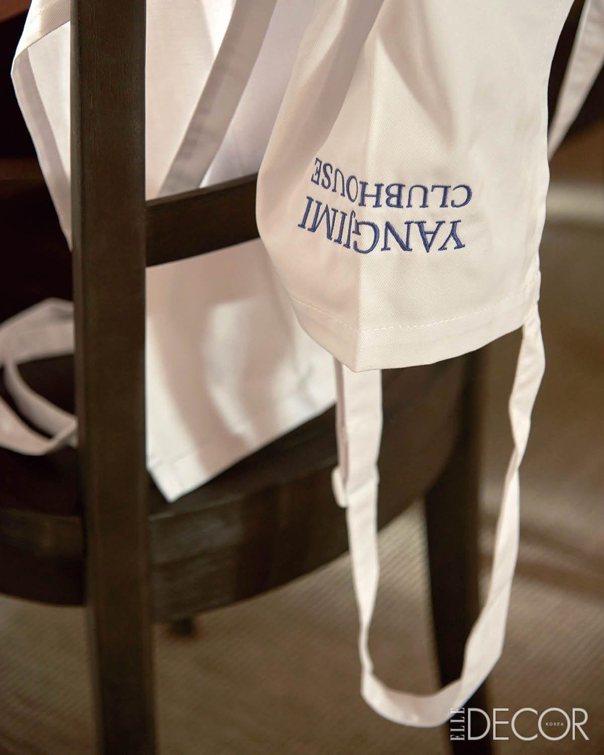 직접 디자인한 클럽하우스 앞치마. 