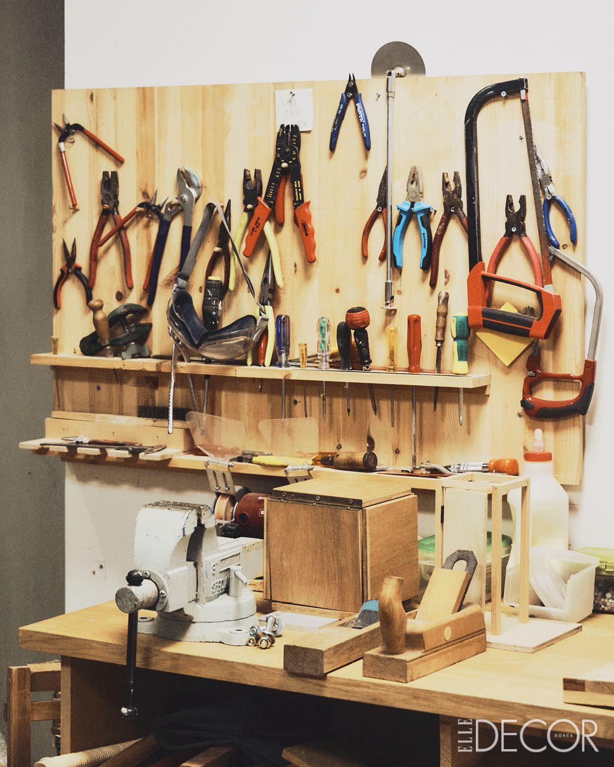 목공 작업실의 공구와 작업대.