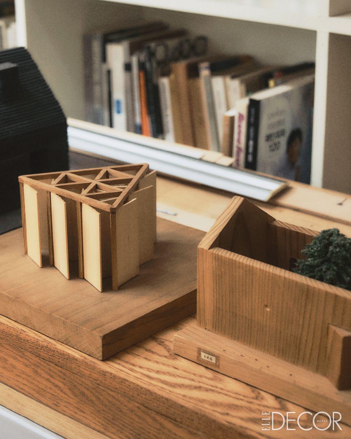 49개의 방’을 비롯한 설치미술 작업의 구상 단계에서 제작한 모형들과 뒤쪽 선반에 놓인 ‘죄 많은 솔’(1990~1991/2021). 