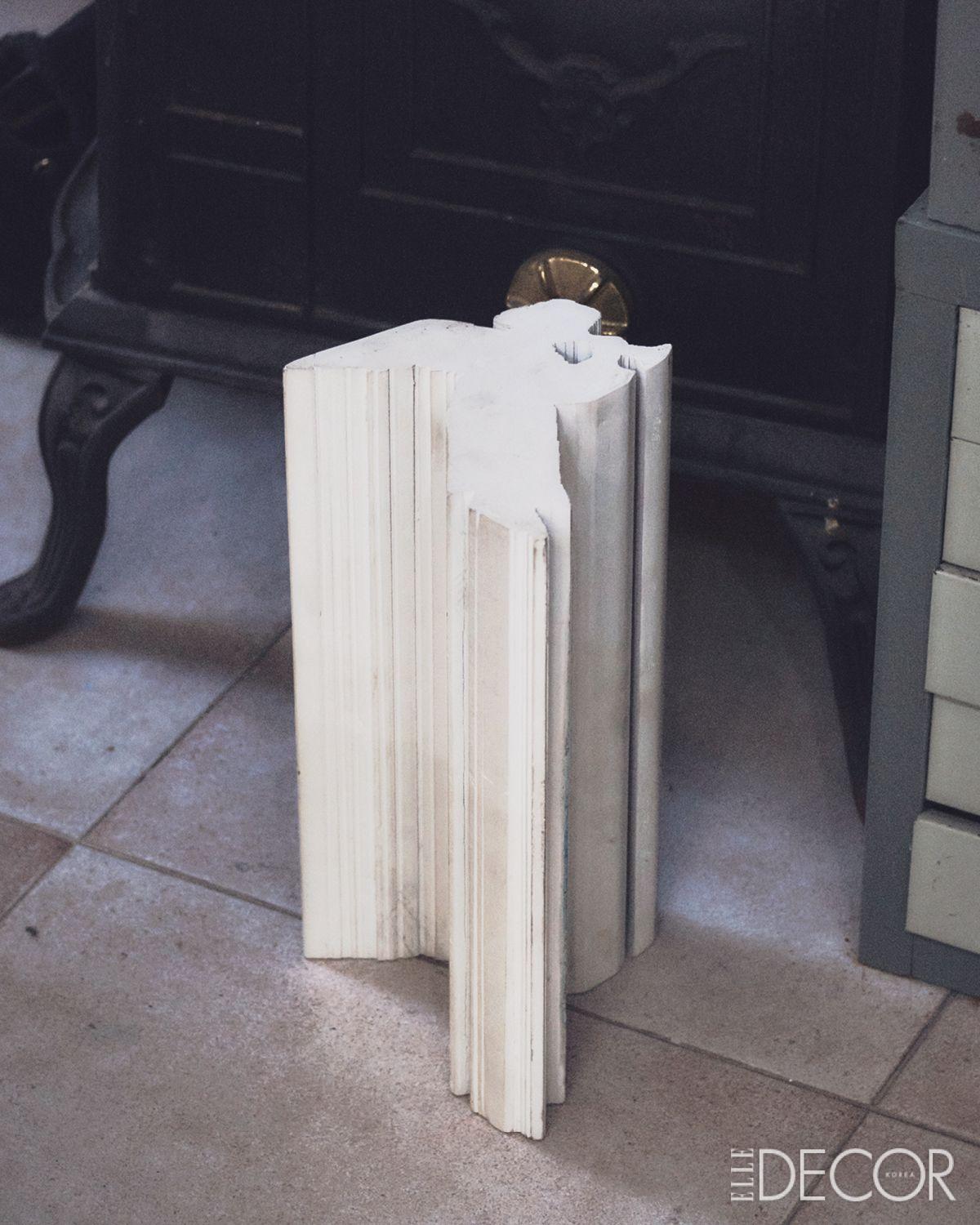 목재에 채색해서 만든 ‘천사-기둥’(2002). 