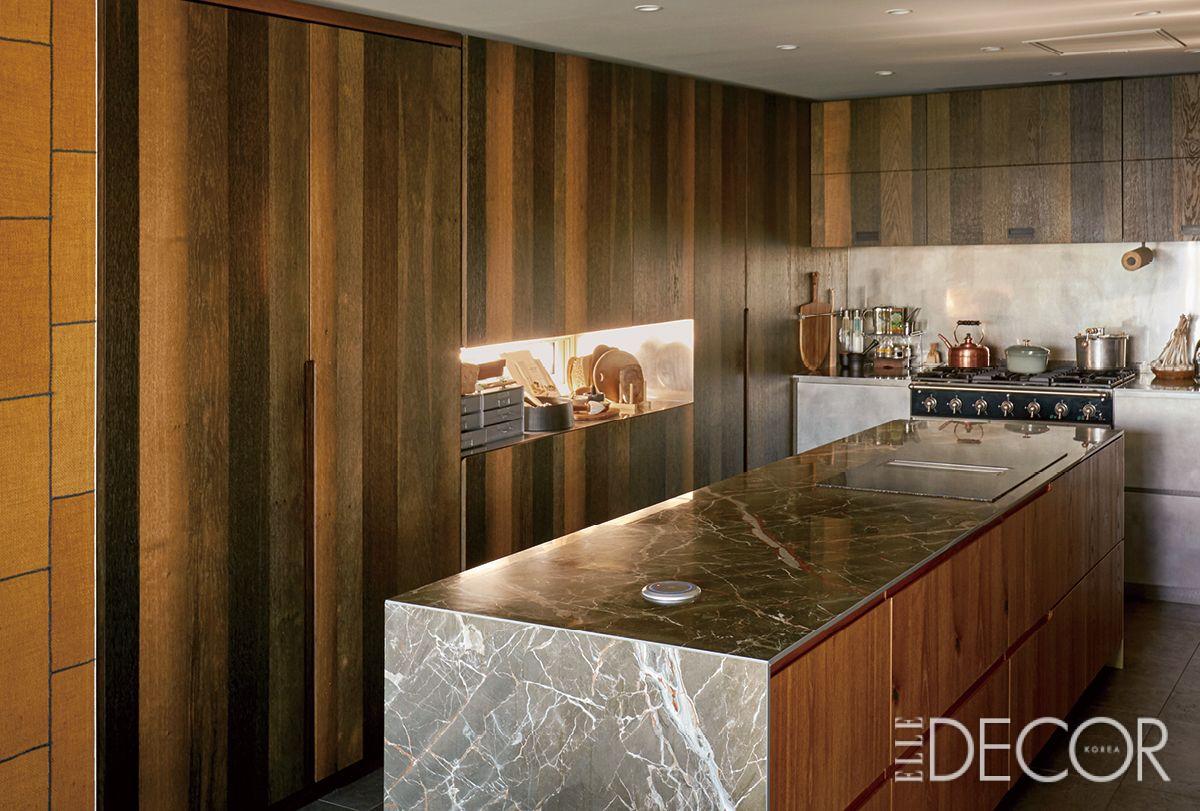 무늬목과 스테인리스, 패브릭의 질감을 구현한 벽지 등 다양한 소재가 조화를 이룬다.