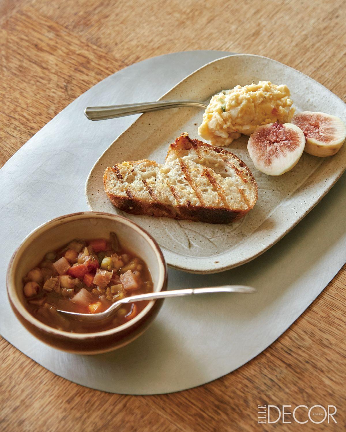 제철 채소를 푹 끓여 만든 야채 수프. 바게트와 무화과, 에그 샐러드를 함께 곁들여 먹는다. 