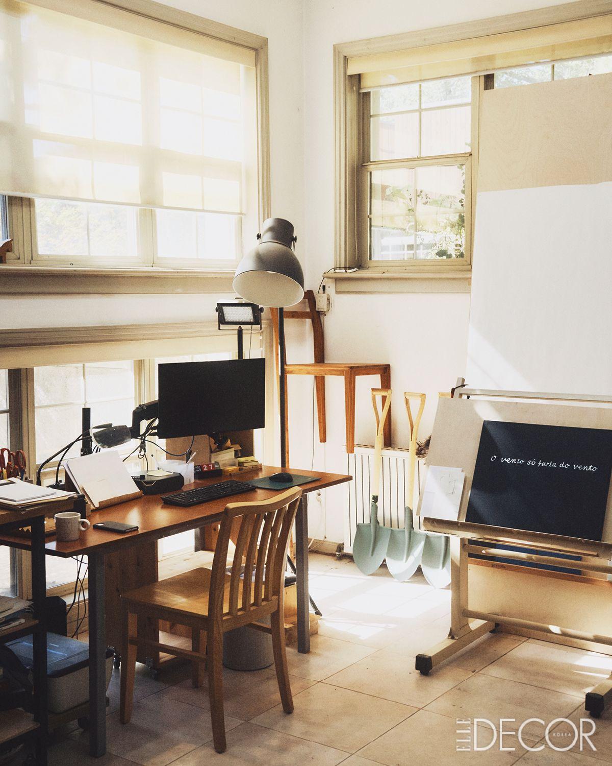 이른 오후 안규철 작가의 작업실 풍경. 지하지만 햇살이 공간 깊숙이 들어온다. 오른쪽의 검은 캔버스는 ‘외국어로 된 열두 개의 잠언’(2024)을 준비하며 만든 습작. 페르난두 페소아의 시집 <시는 내가 홀로 있는 방식>에서 인용한 ‘바람은 오직 바람에 관해서만 말한다’는 문장이 포르투갈어로 적혀 있다.