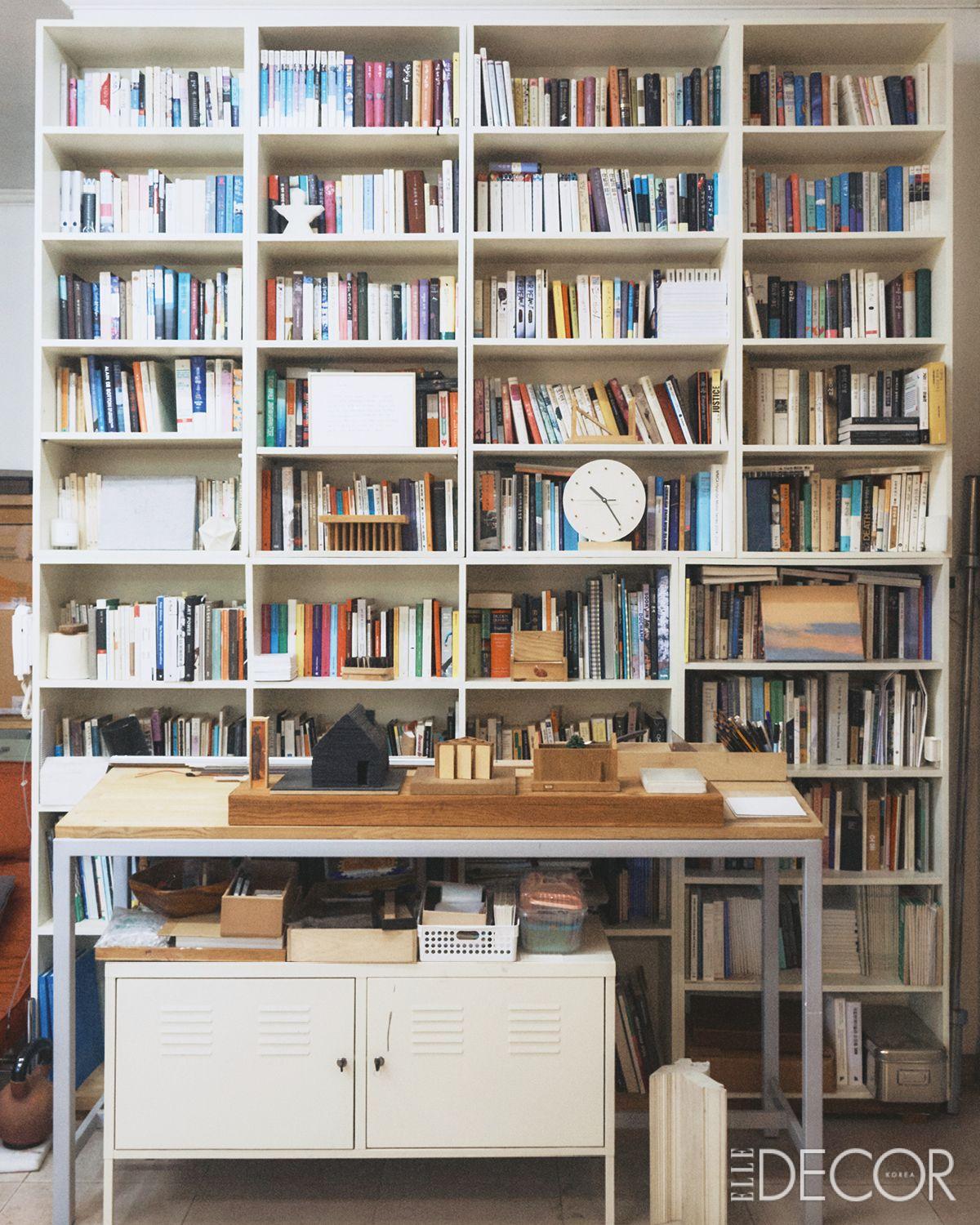 책과 생활 도구, 작품이 자유분방하게 놓인 서가. 