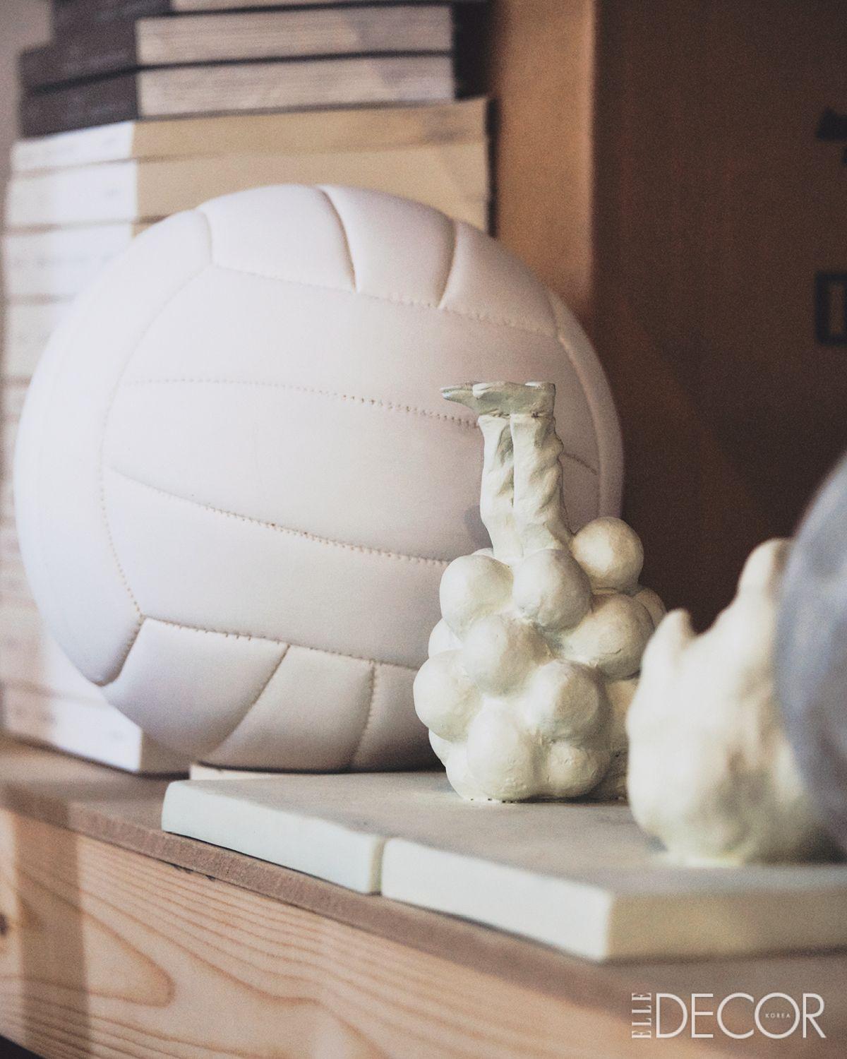 ‘두 개의 공’(2024) 일부, ‘추락’(2013) ‘불’(2013)이 나란히 놓인 선반. 